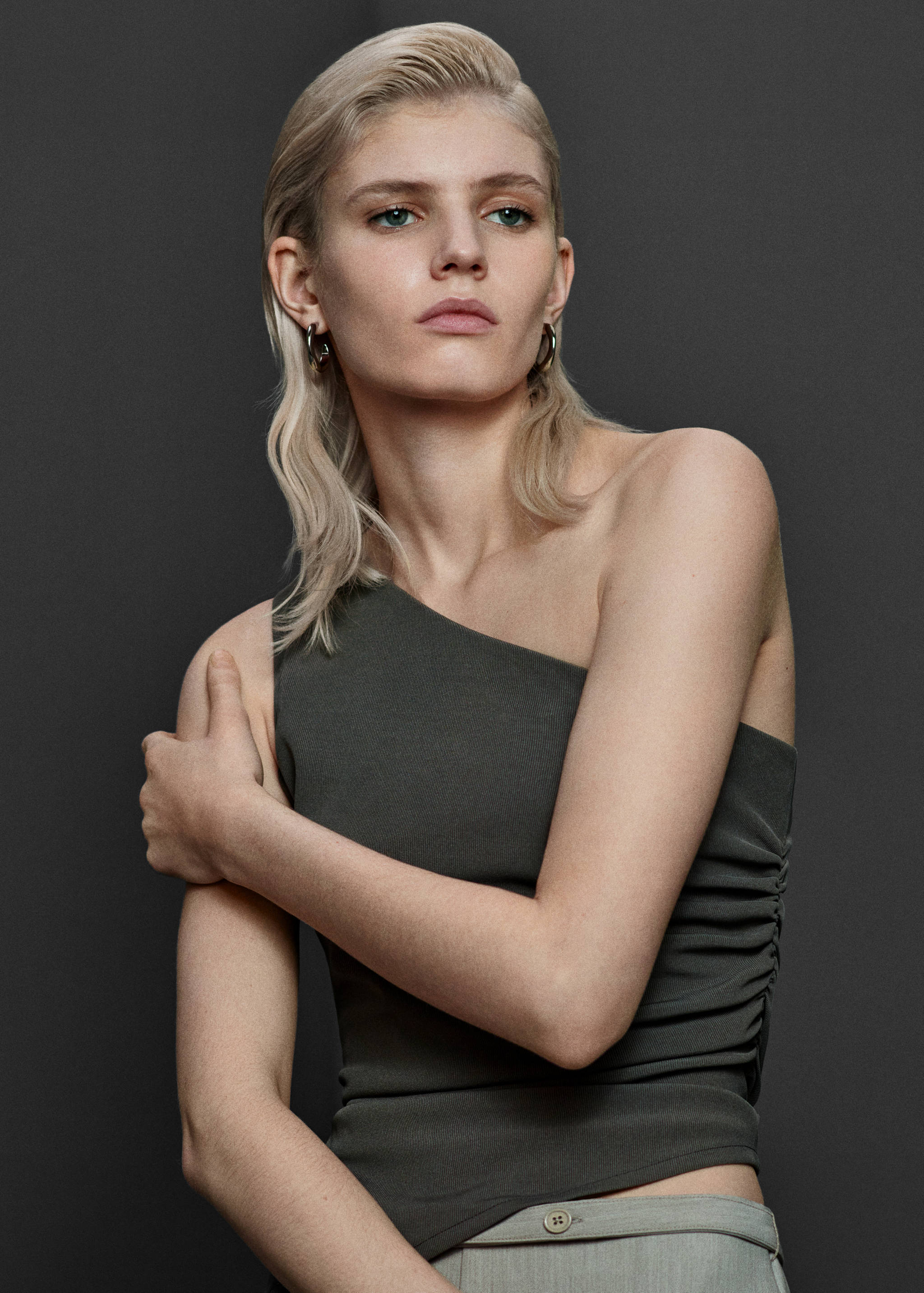 Asymmetric design top - Details of the article 6