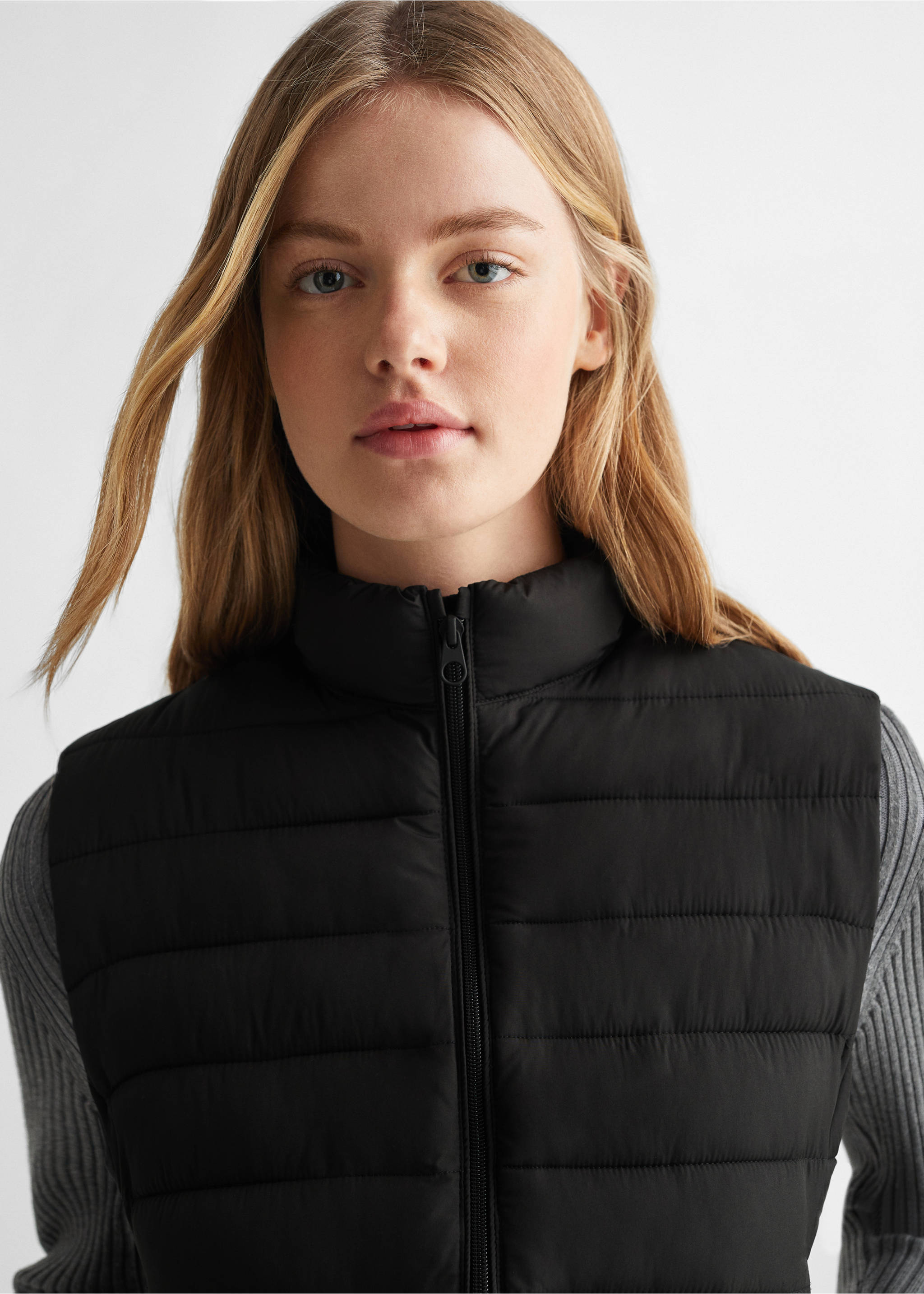 Quilted gilet - Details of the article 1, Black. Ref: 67092911-00.