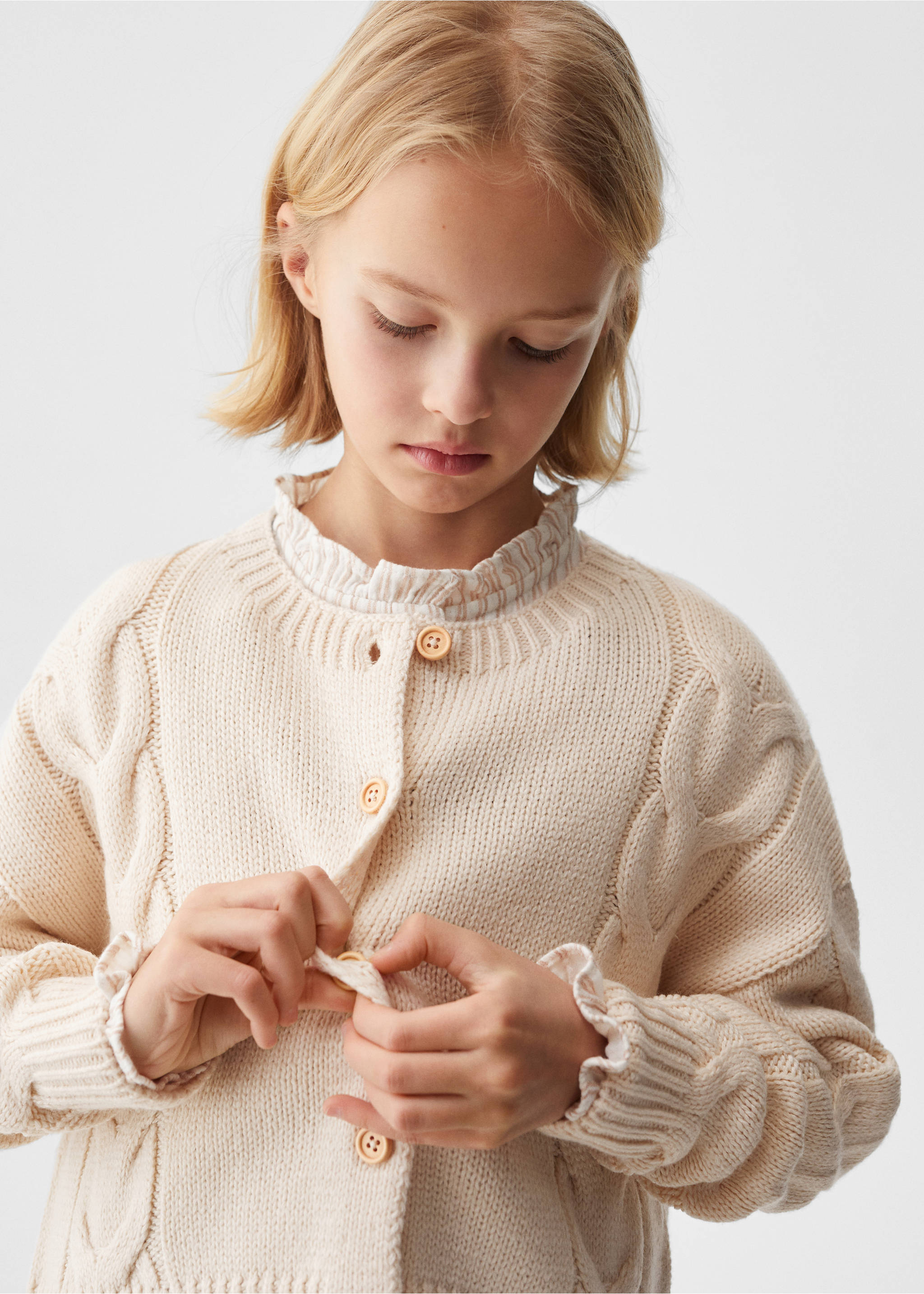 Knitted braided cardigan - Details of the article 1, Sand. Ref: 67092919-00.