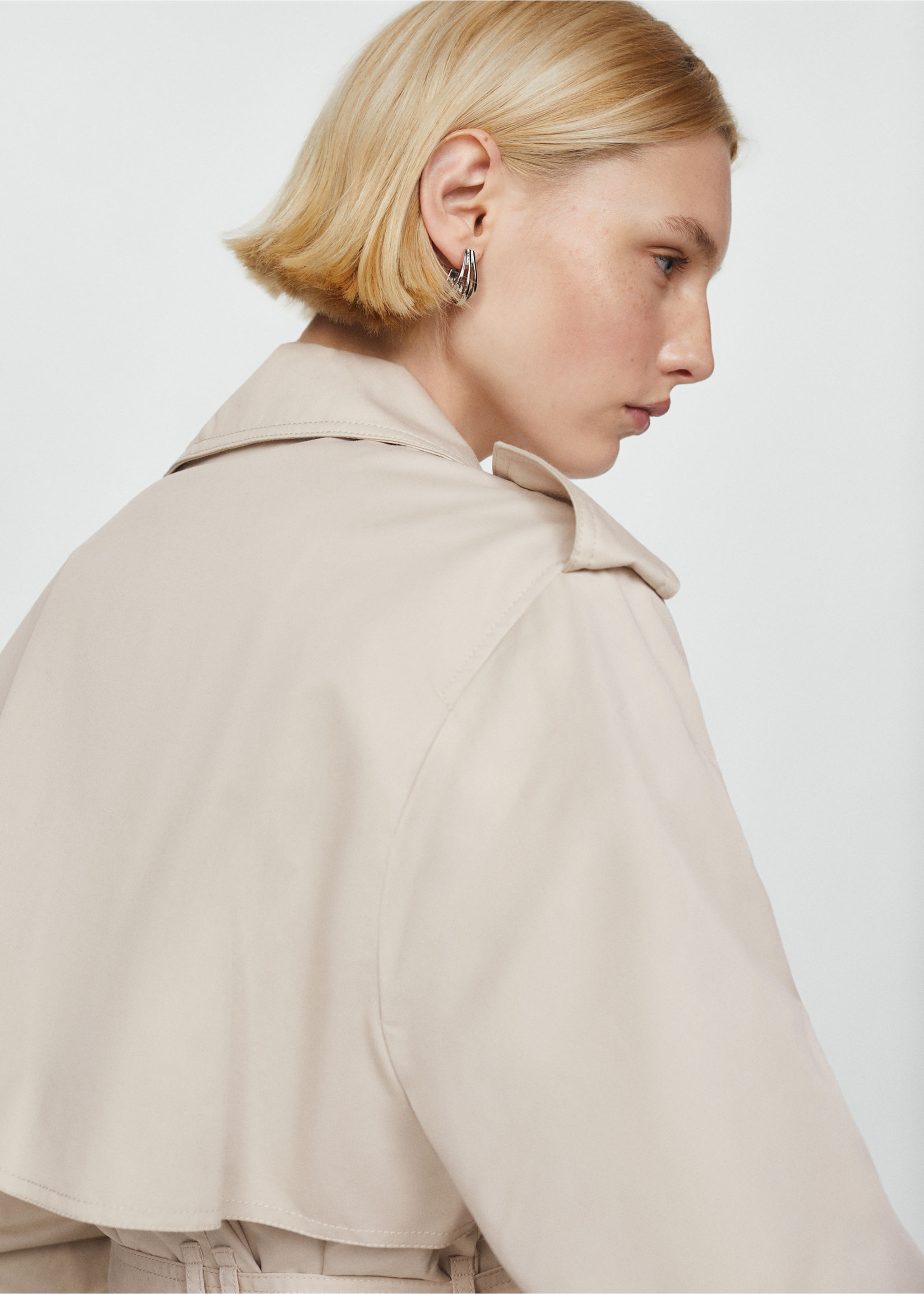 Double-breasted trench coat - Details of the article 2