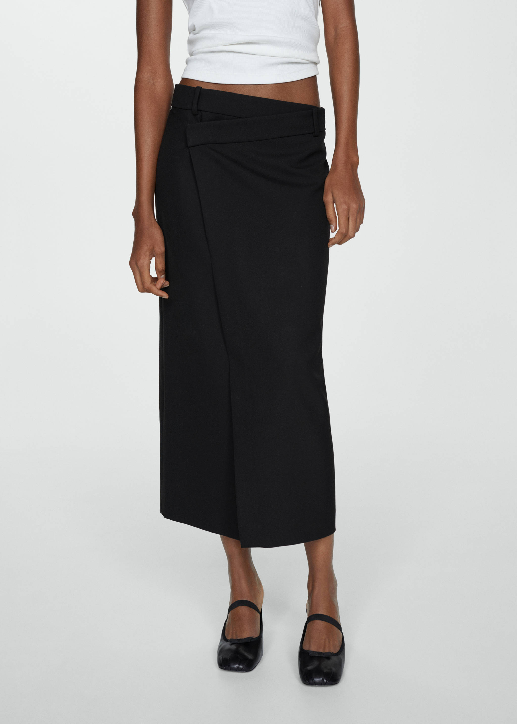 Falda midi cruzada - Plano medio