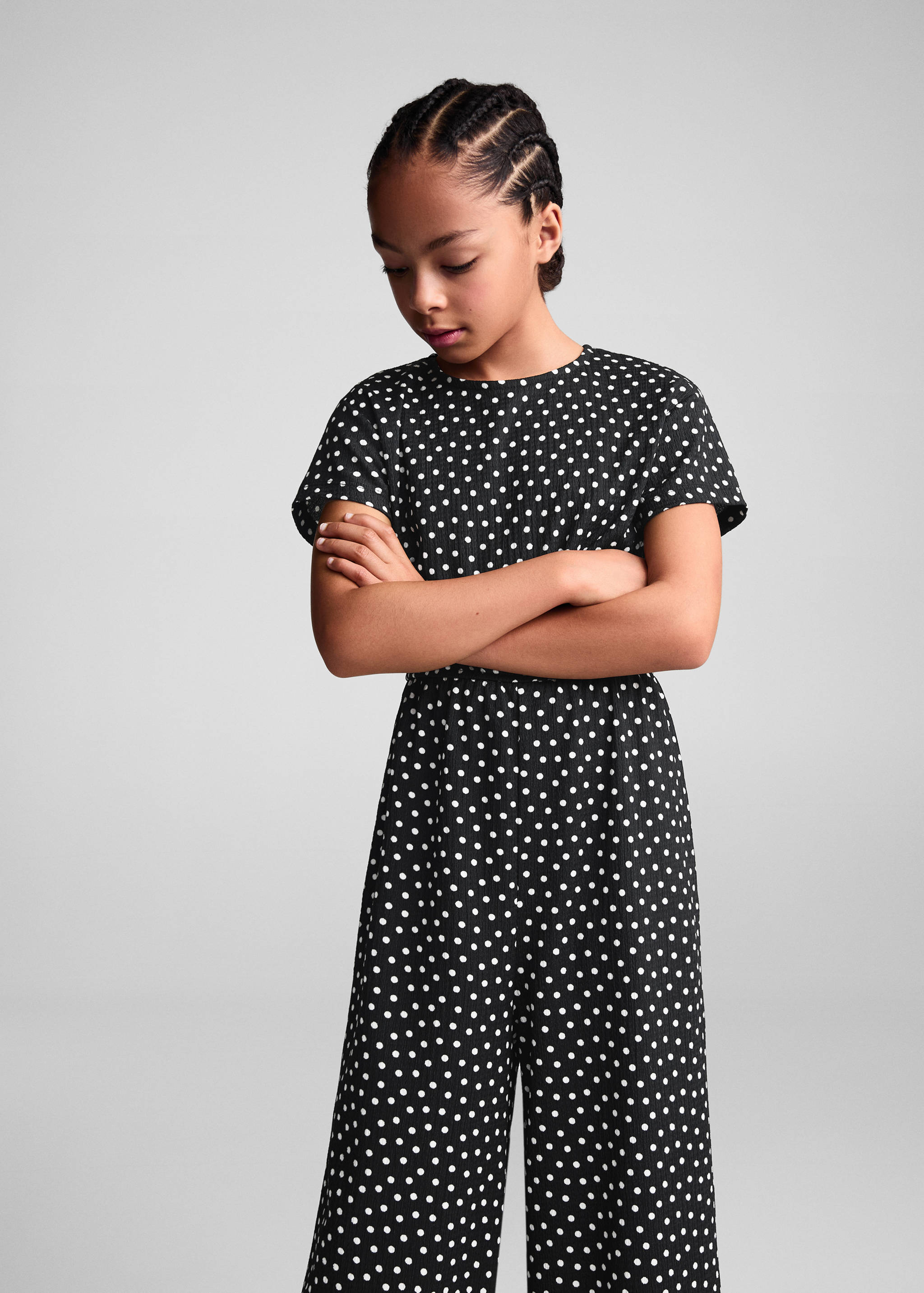 Długi kombinezon w groszki - Plan średni