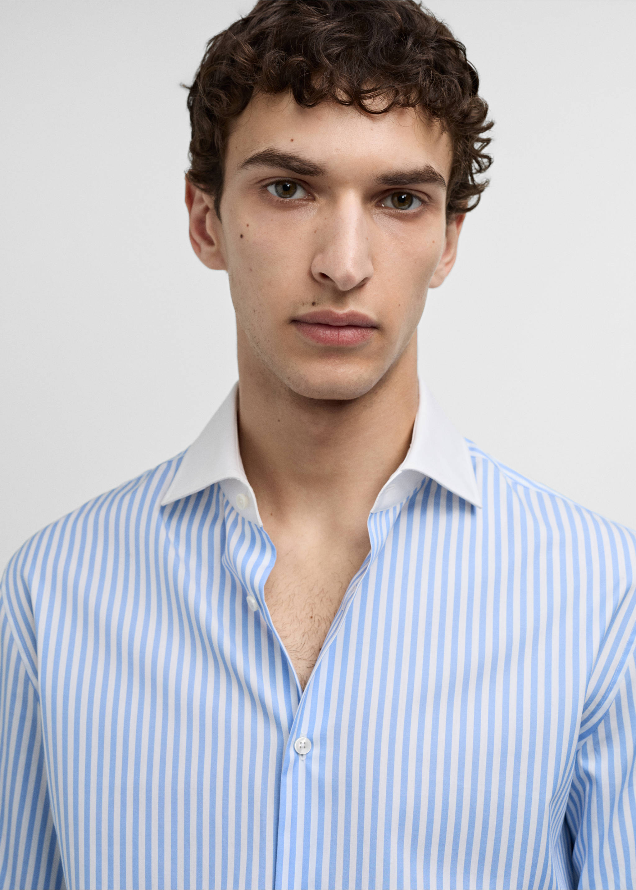 Gestreiftes Slim-Fit-Anzughemd - Detail des Artikels 1, Himmelblau. Ref: 67095978-00.