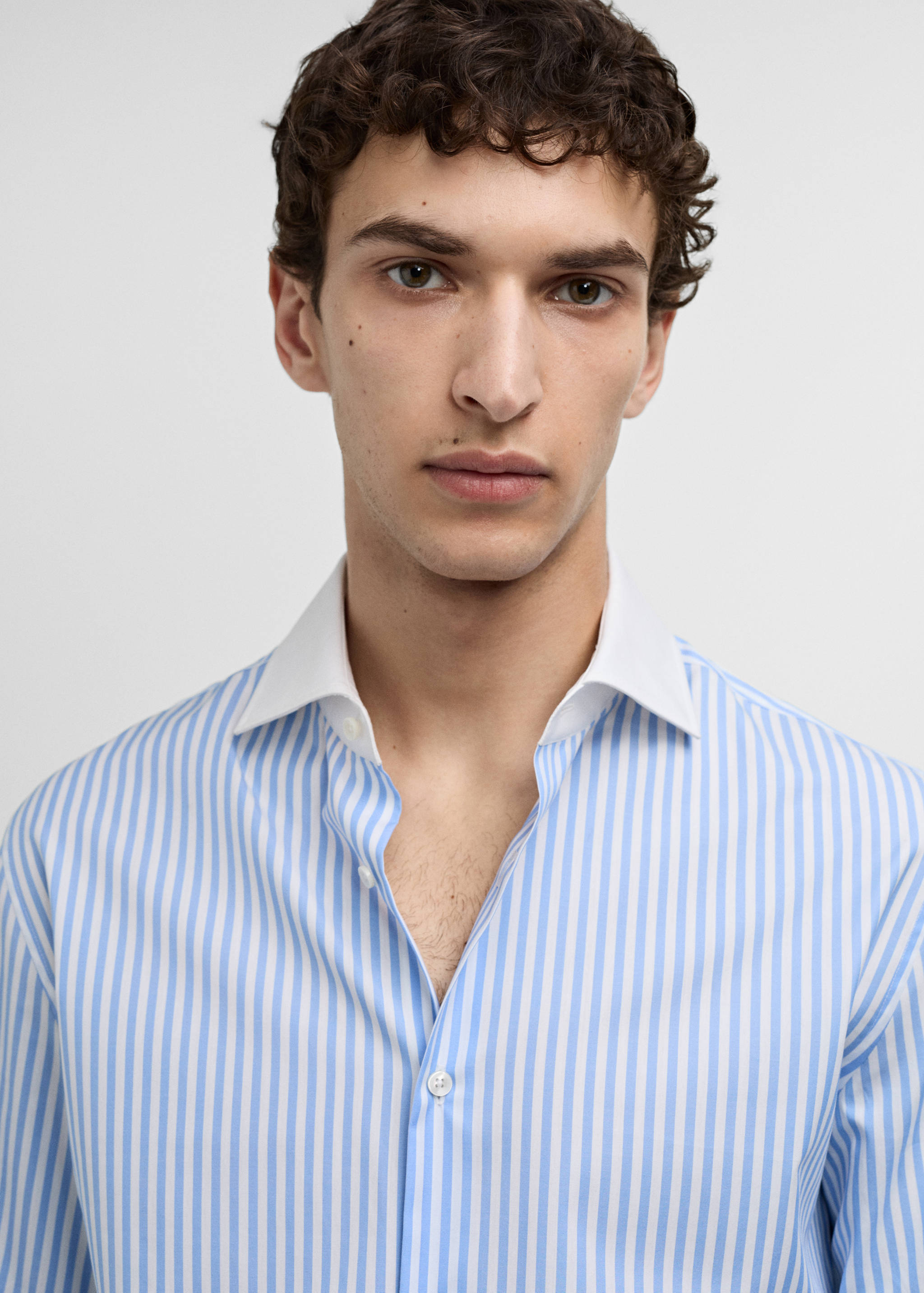 Gestreiftes Slim-Fit-Anzughemd - Detail des Artikels 1