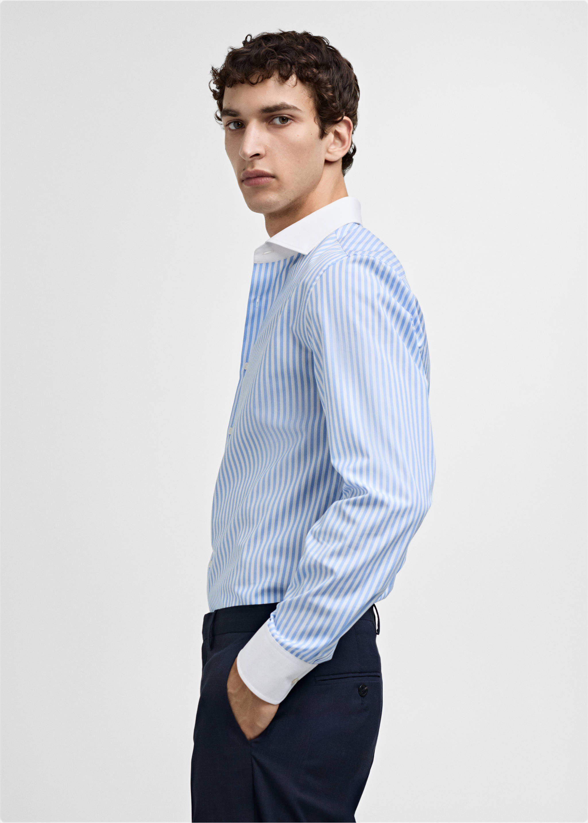 Gestreiftes Slim-Fit-Anzughemd - Detail des Artikels 2, Himmelblau. Ref: 67095978-00.