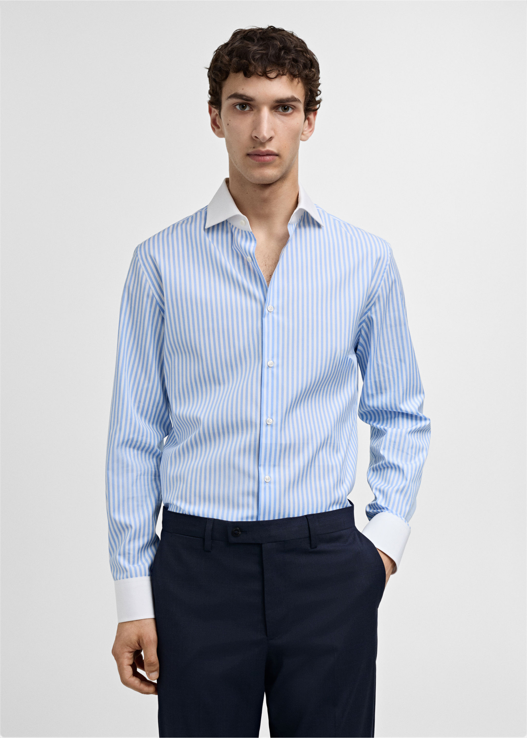 Chemise costume slim-fit en imprimé rayé - Plan moyen