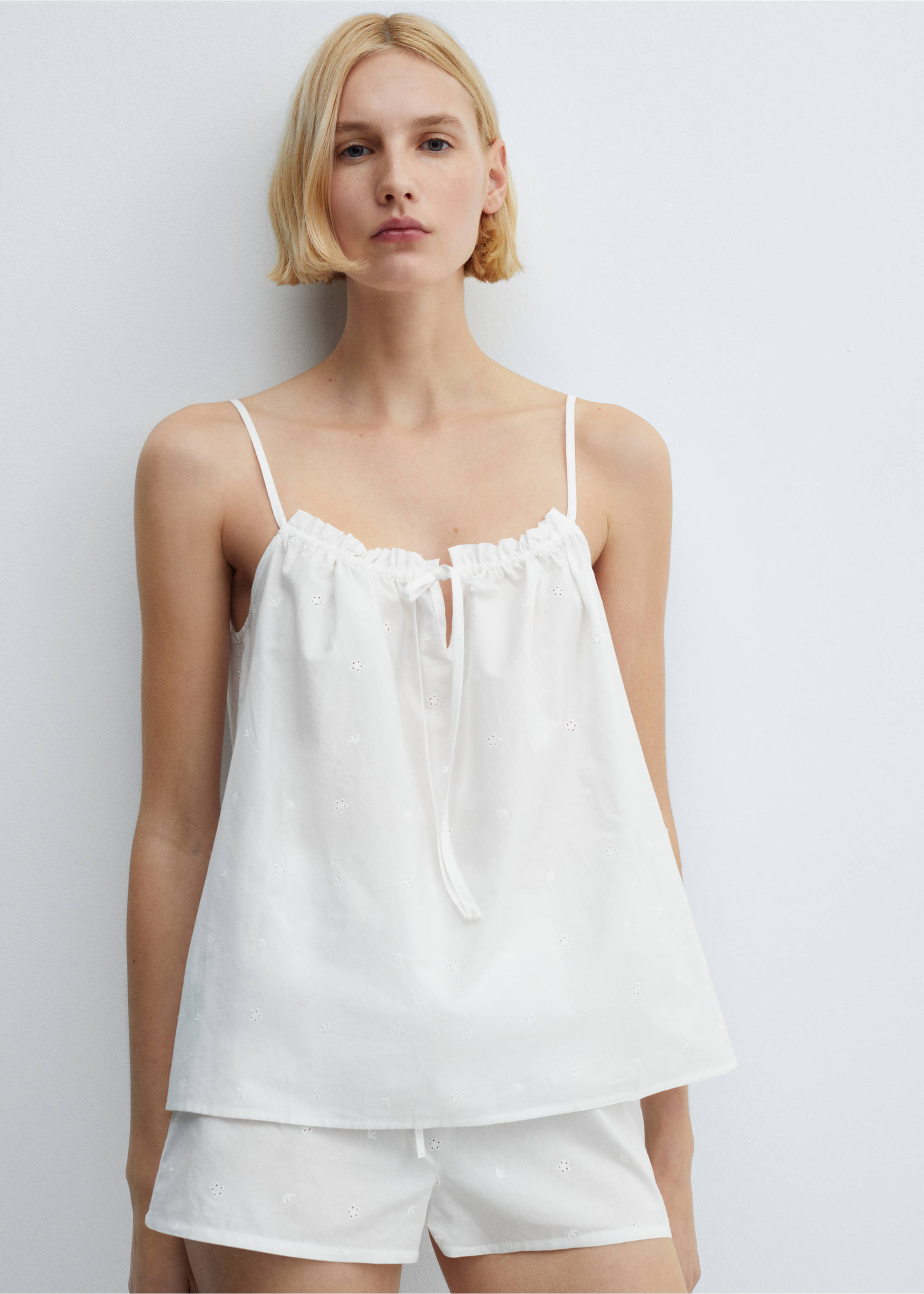 Bavlněné pyžamové šortky s detaily perforace - Náhled ve středové rovině, Bílá. Ref: 67096019-00.