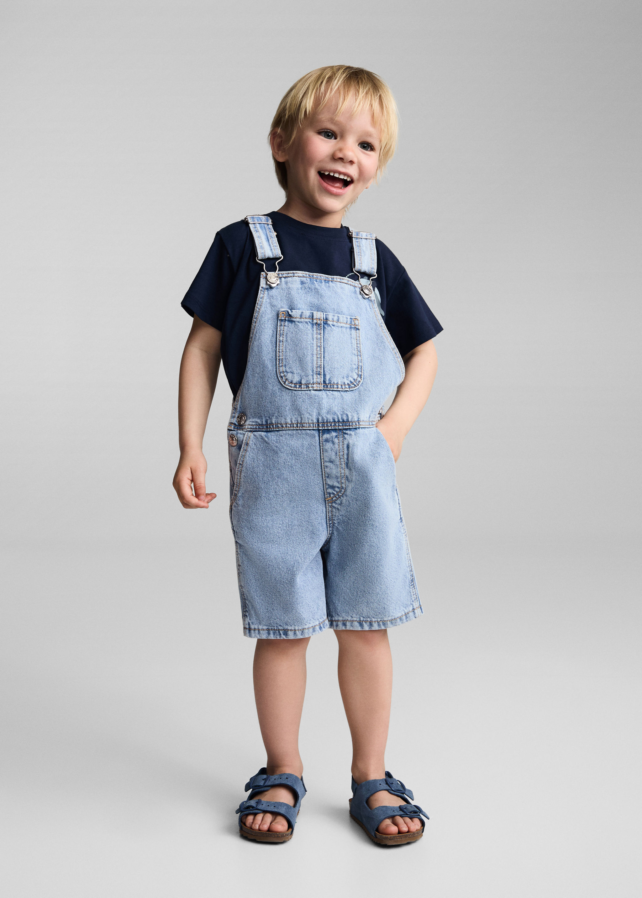 Kurzer Jeans-Latzhose - Allgemeine Ansicht