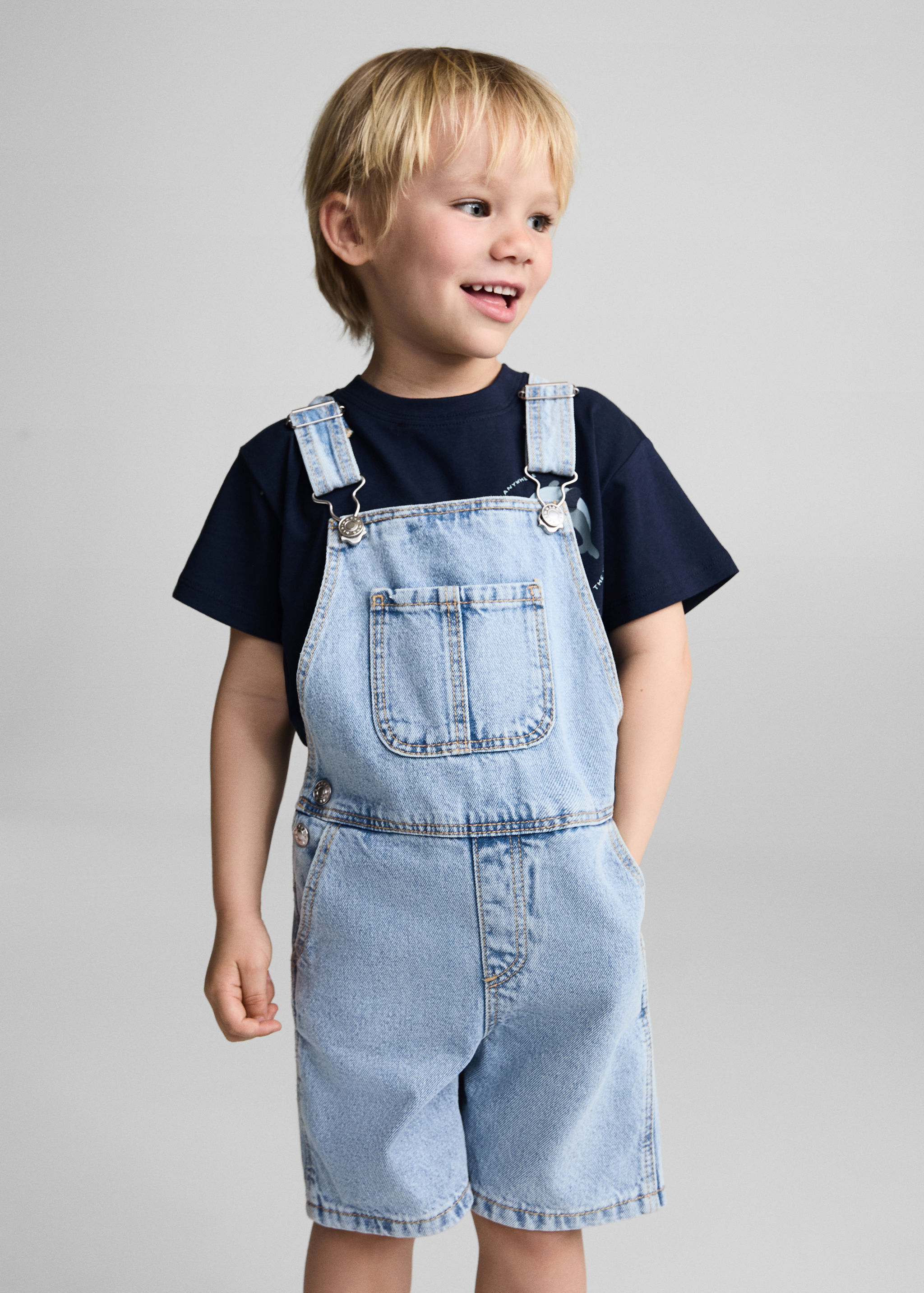 Kurzer Jeans-Latzhose - Mittlere Ansicht