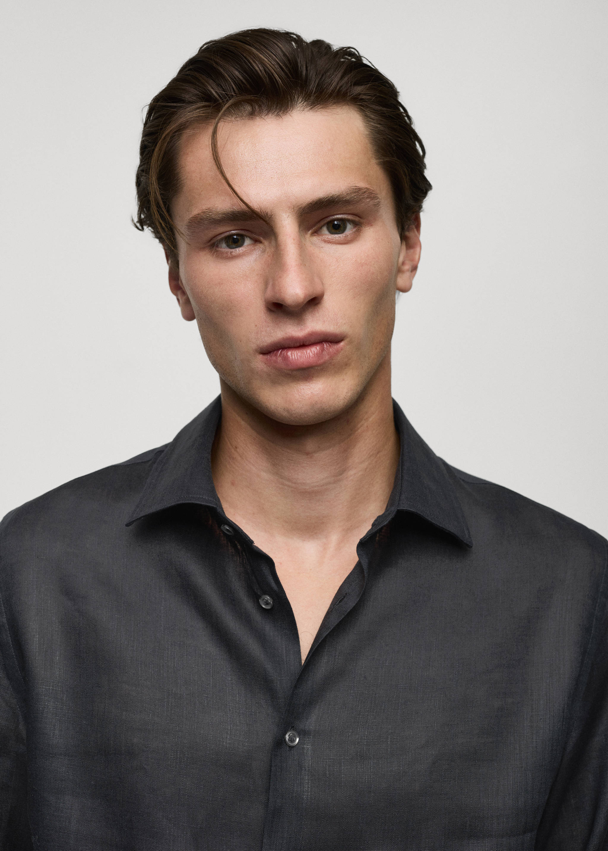 Regular-fit 100% linen shirt - Details of the article 1