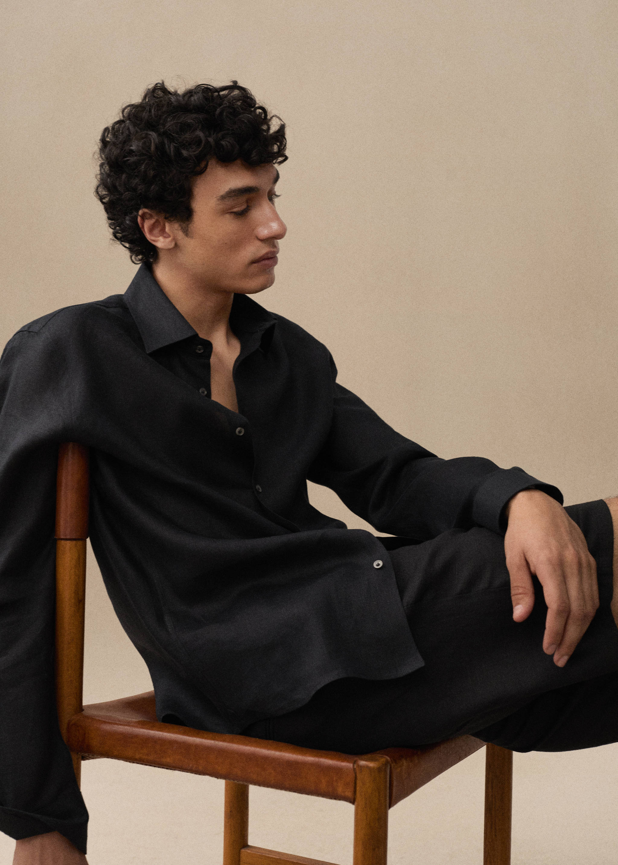 Regular-fit 100% linen shirt - Details of the article 5