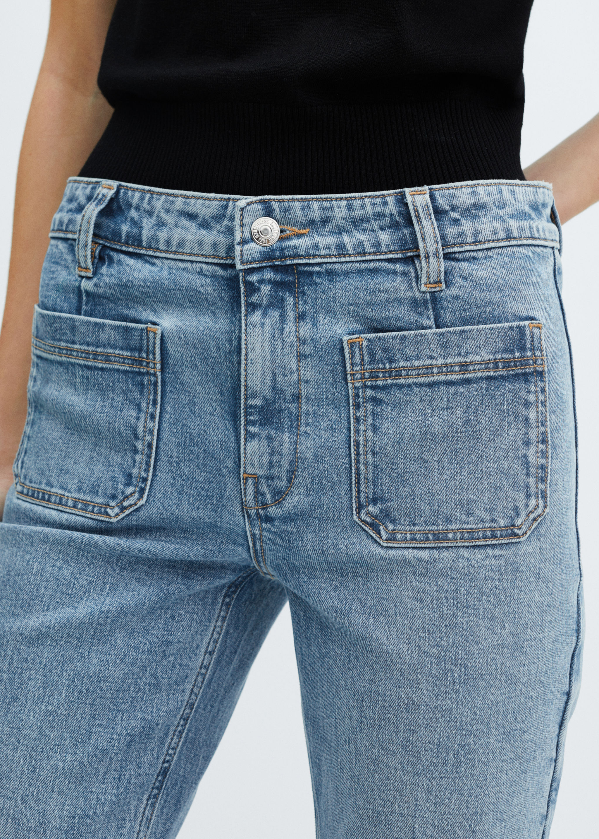 Flared-Jeans mit Taschen in Cropped-Länge - Detail des Artikels 6