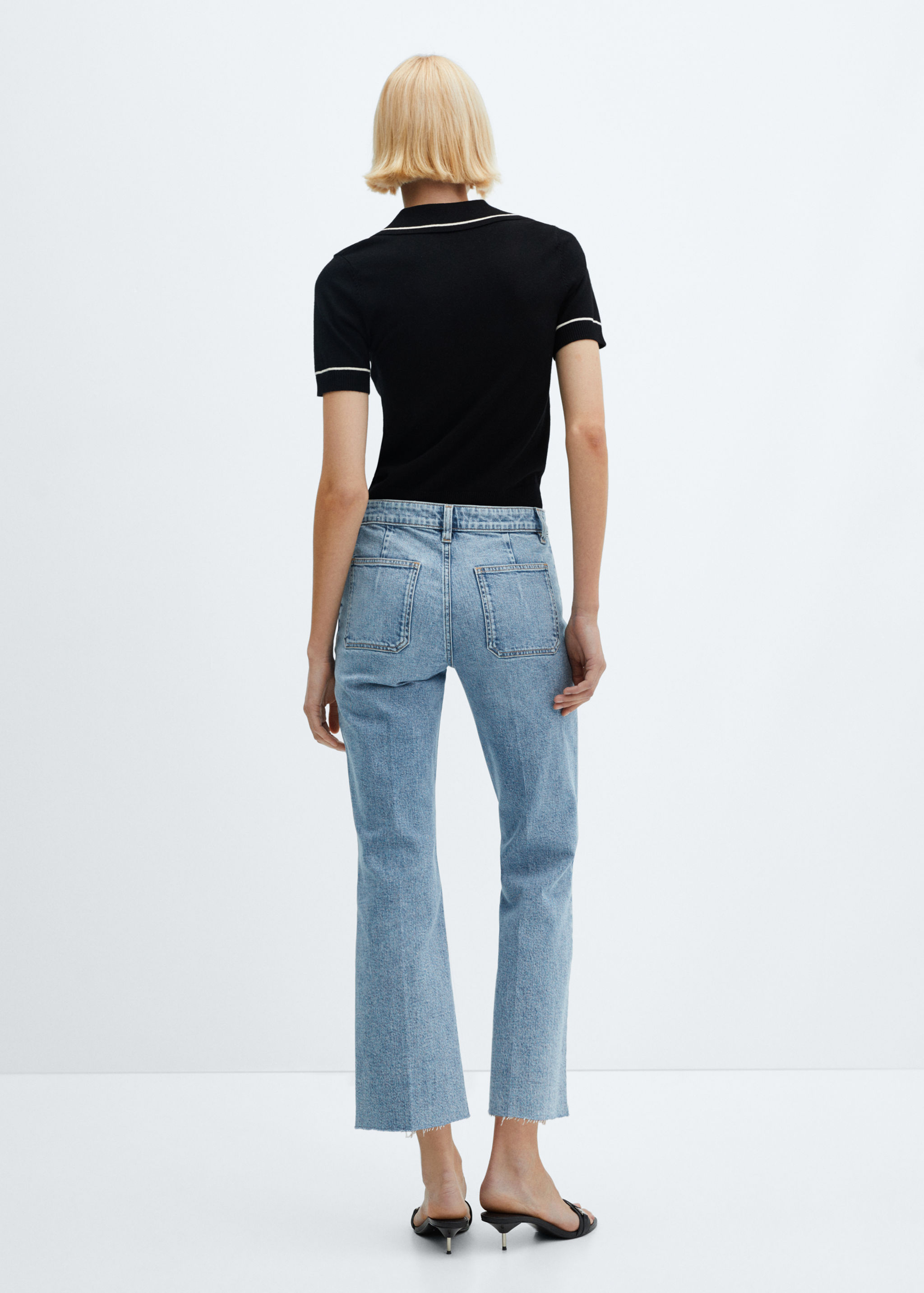 Flared-Jeans mit Taschen in Cropped-Länge - Rückseite des Artikels