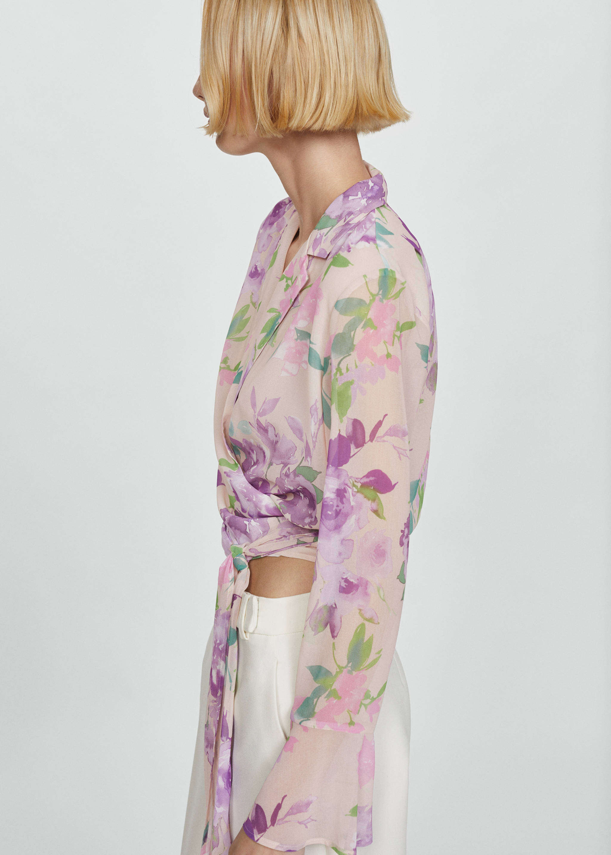 Blouse cache-cœur en imprimé fleuri - Plan moyen