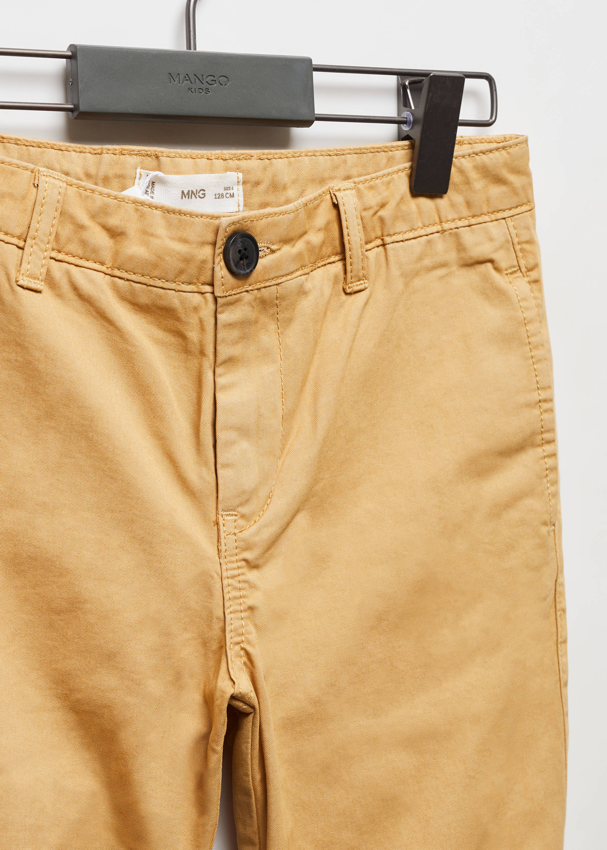 Bermudes slim fit xinesos cotó - Detall de l'article 8, Mostassa. Ref: 67096728-00.