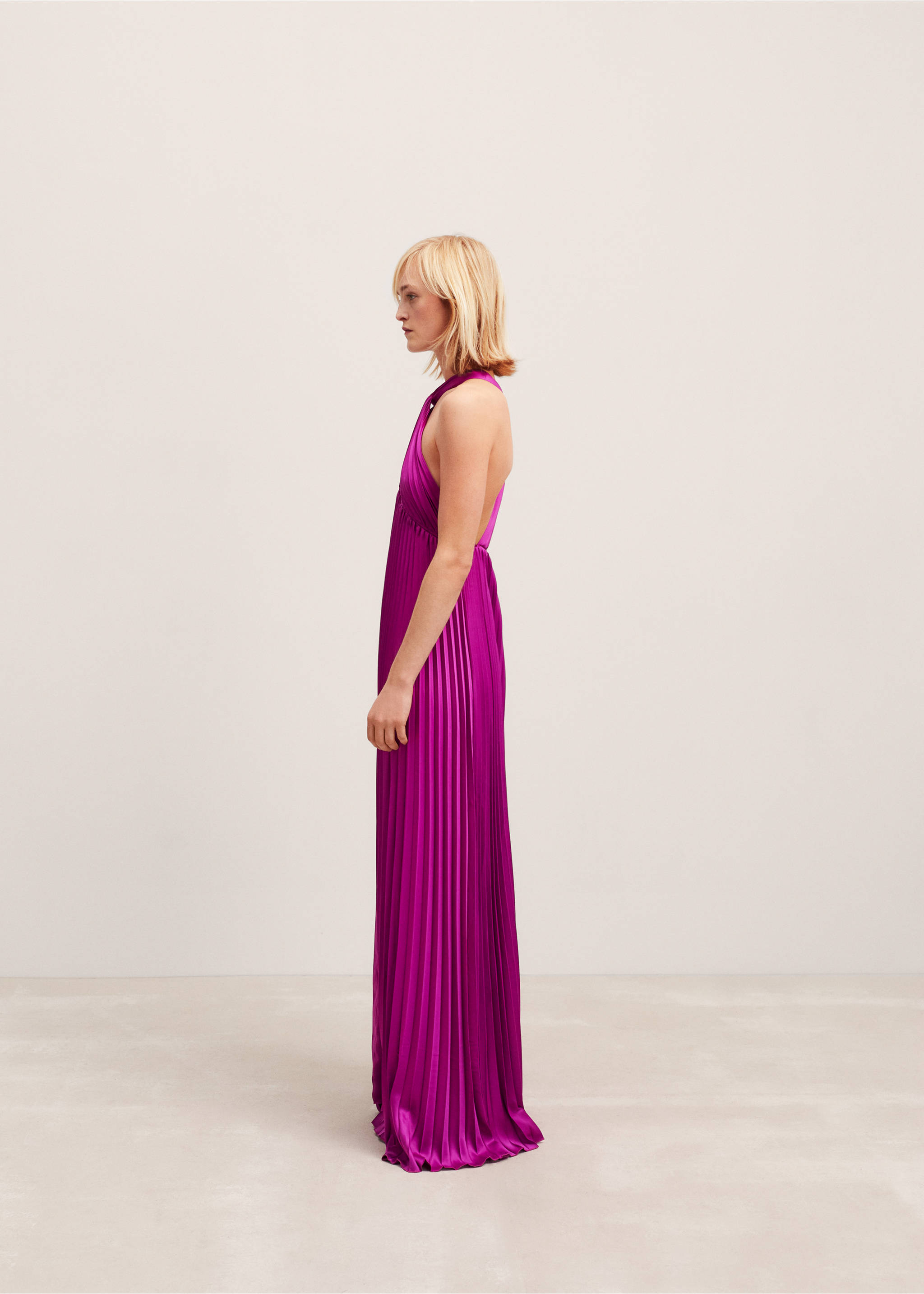 Halter-neck pleated dress - Details of the article 2, Violet. Ref: 67096731-00.