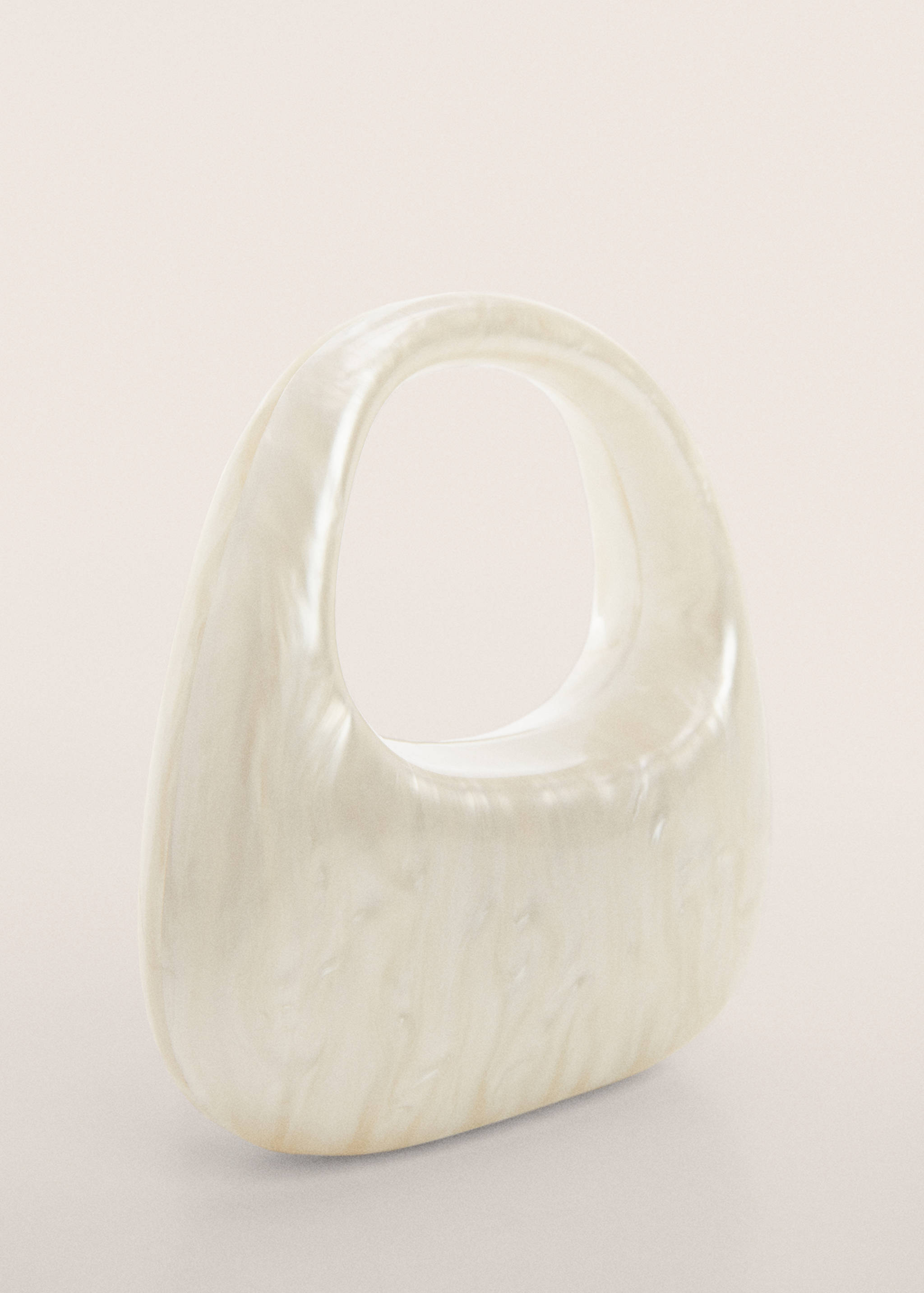 Pochette à effet perlé - Plan moyen