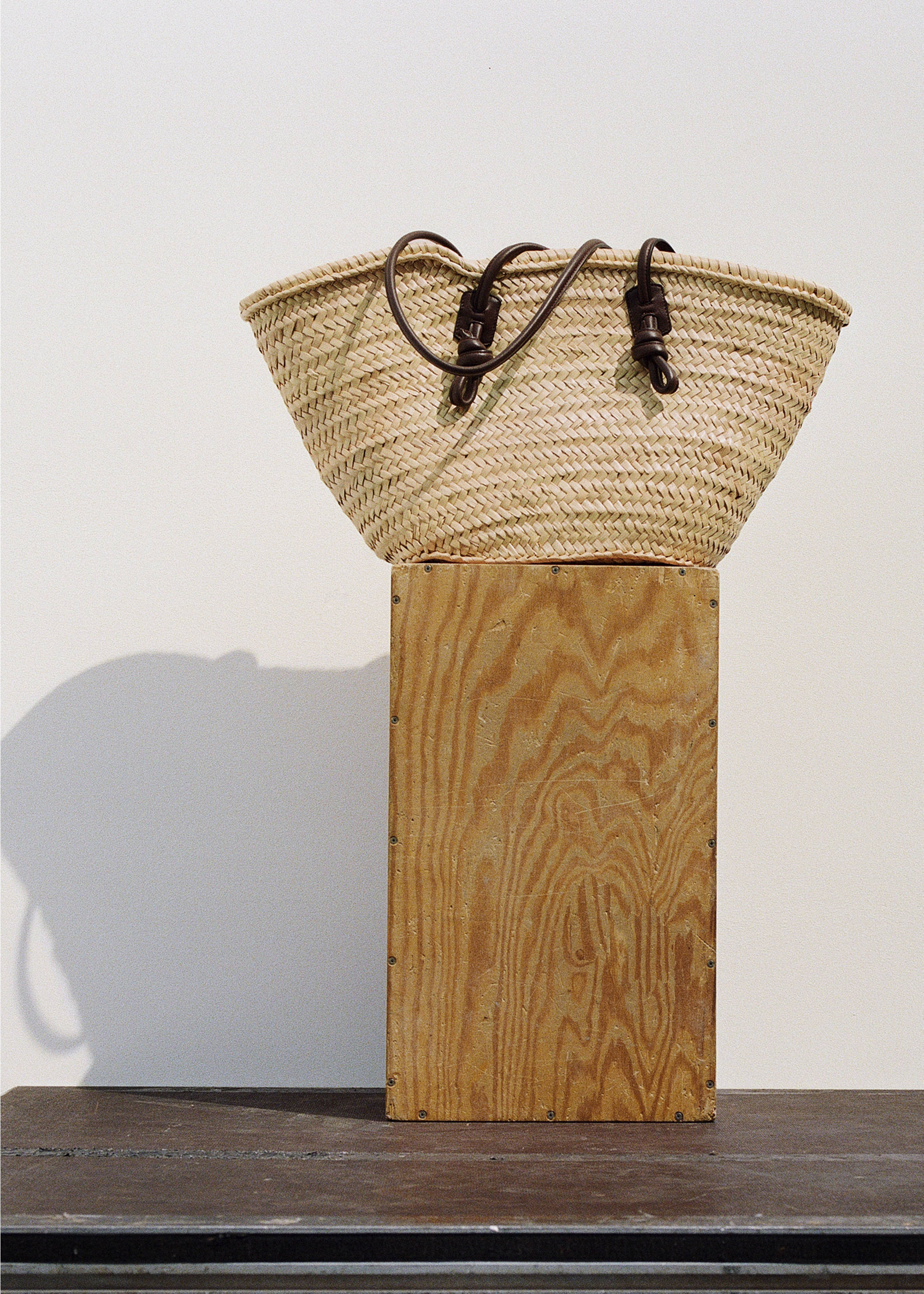 Leather basket bag - Details of the article 7, Chocolate. Ref: 67097130-00.