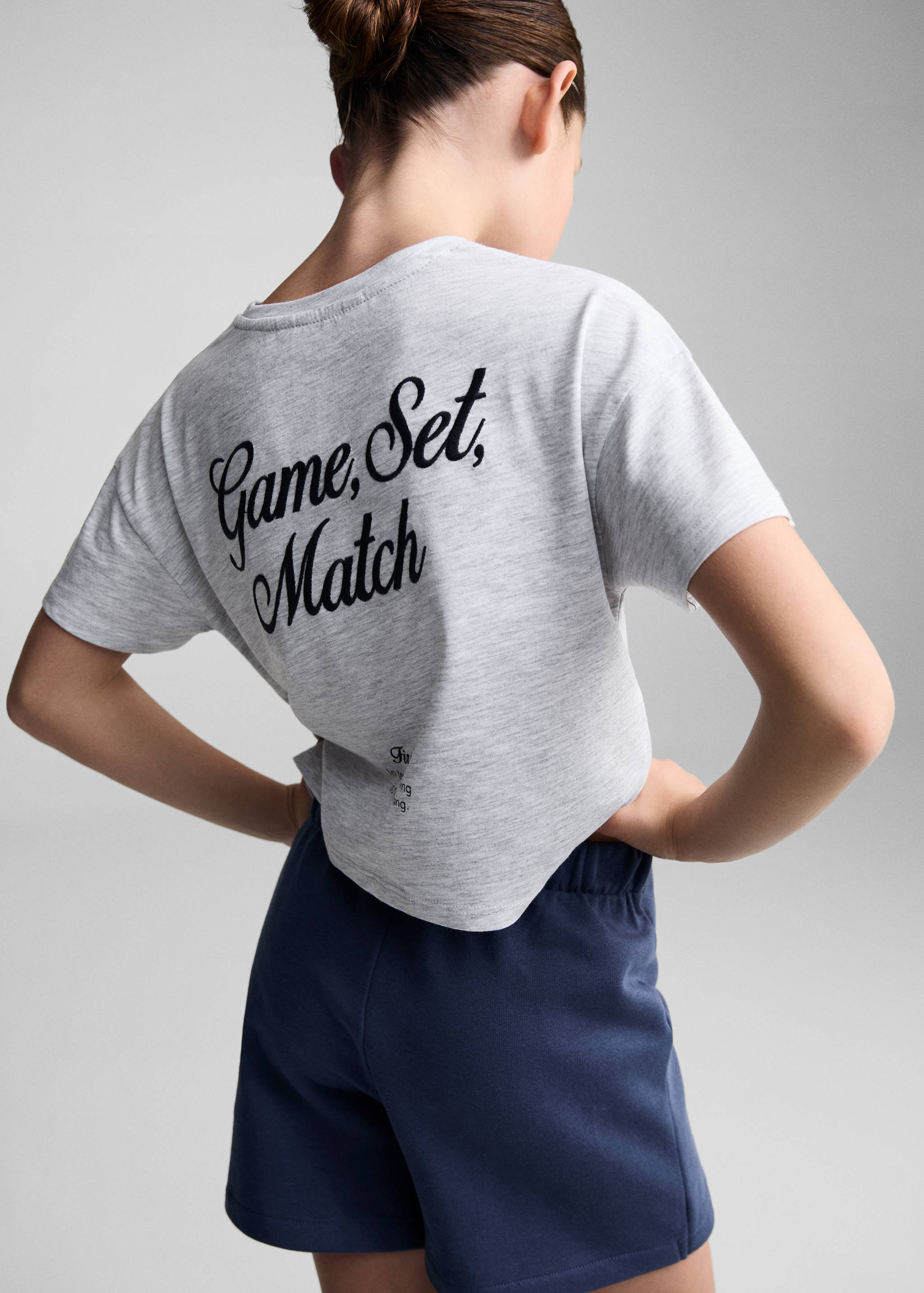 Kurzes T-Shirt mit Aufschrift - Rückseite des Artikels