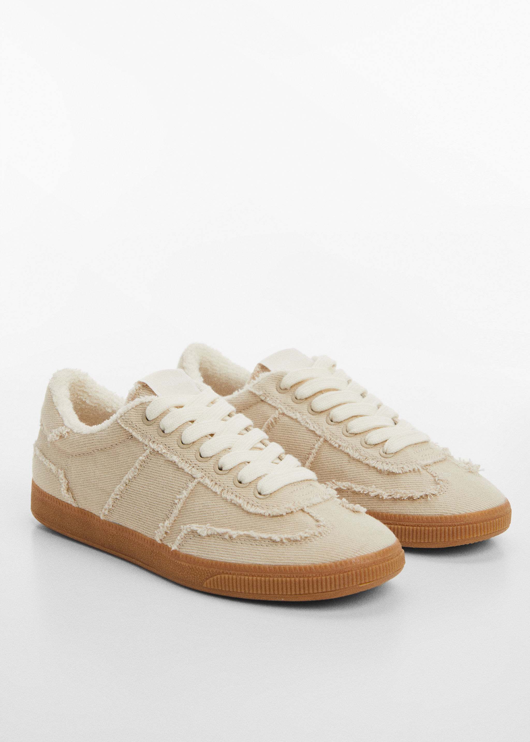 Sneakers mit ausgefransten Details - Mittlere Ansicht