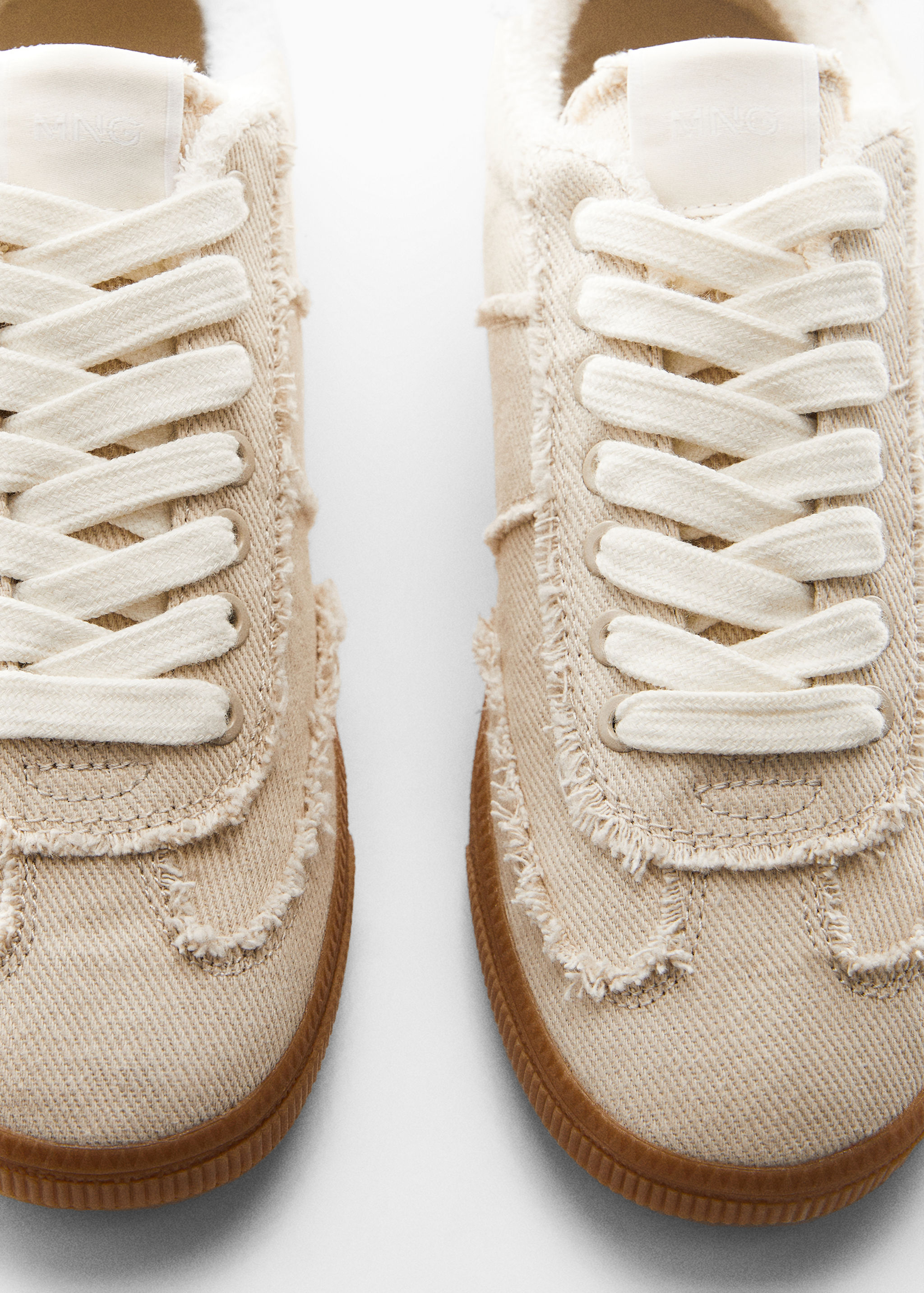 Sneakers mit ausgefransten Details - Detail des Artikels 5