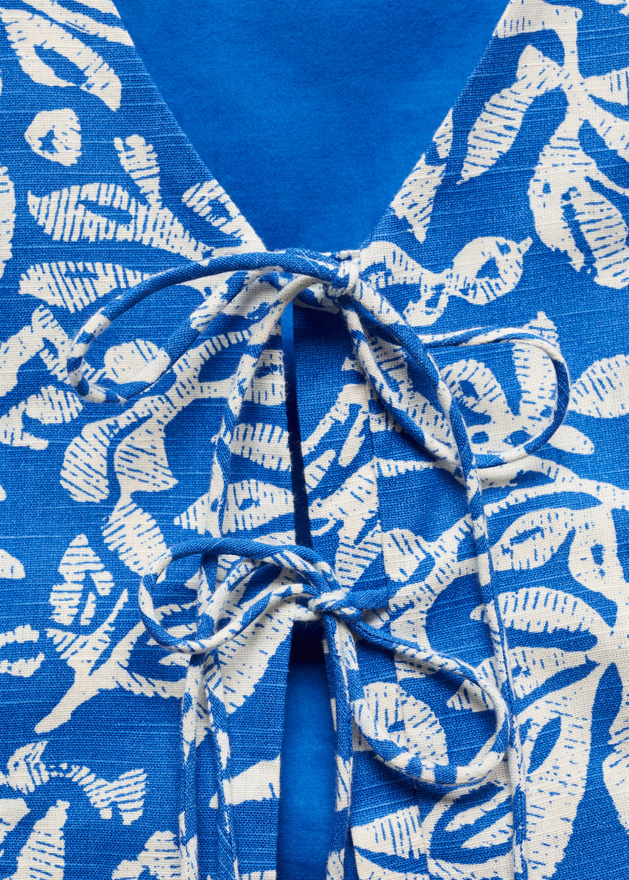 Gilet with tie closure - Details of the article 8