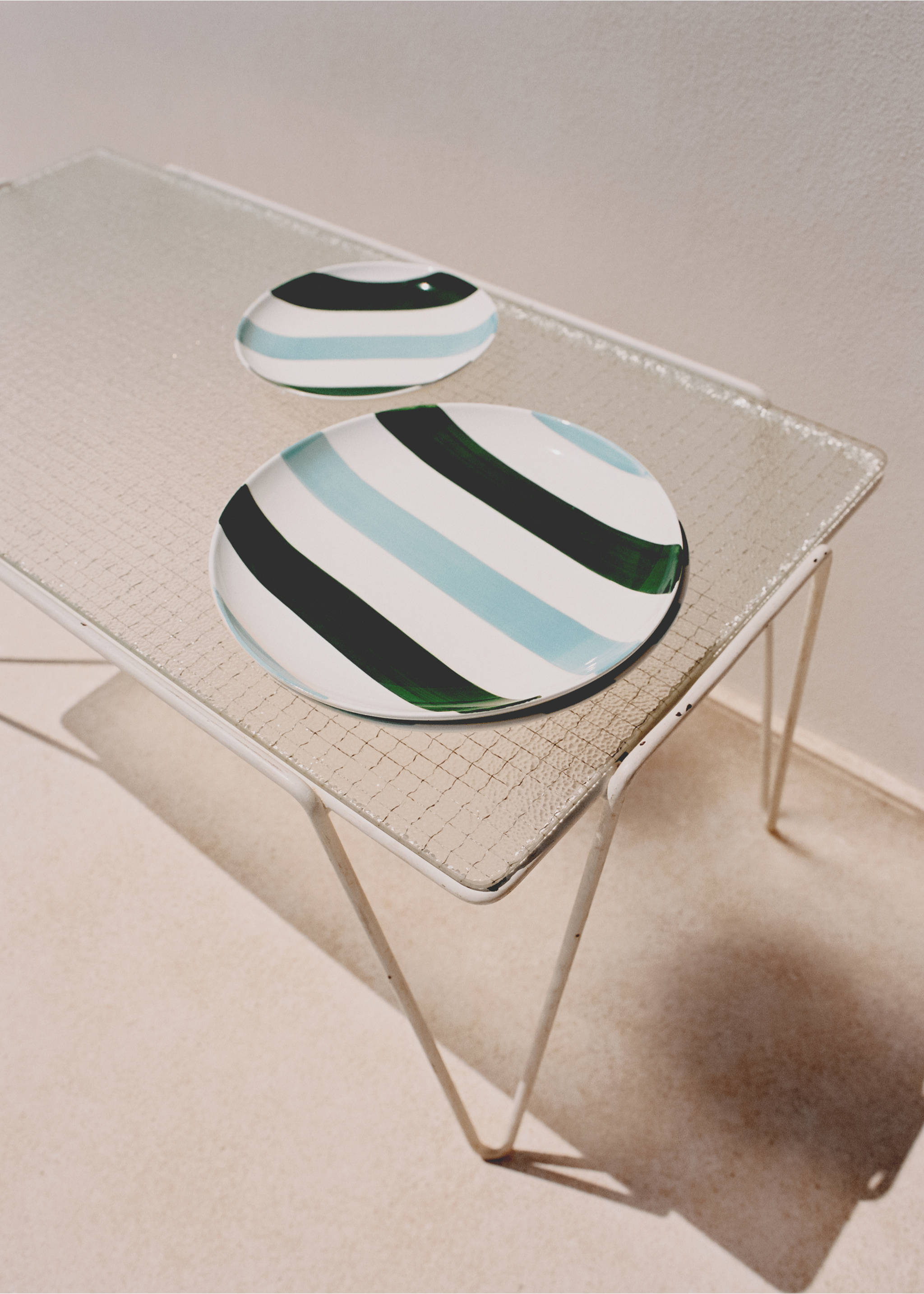 Two-tone stoneware dessert plate - Details of the article 6, Green. Ref: 67098640-00.