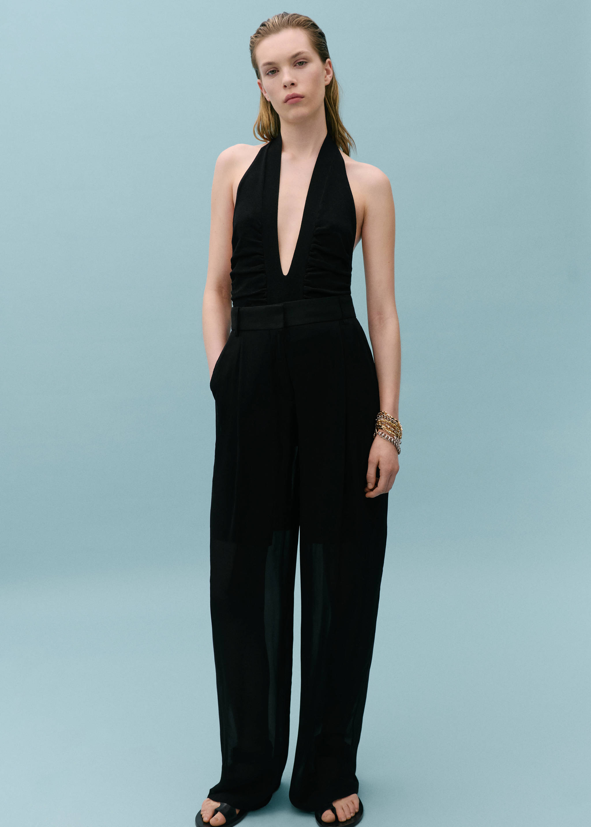 Body z dekoltem halter i drapowaniem - Plan ogólny