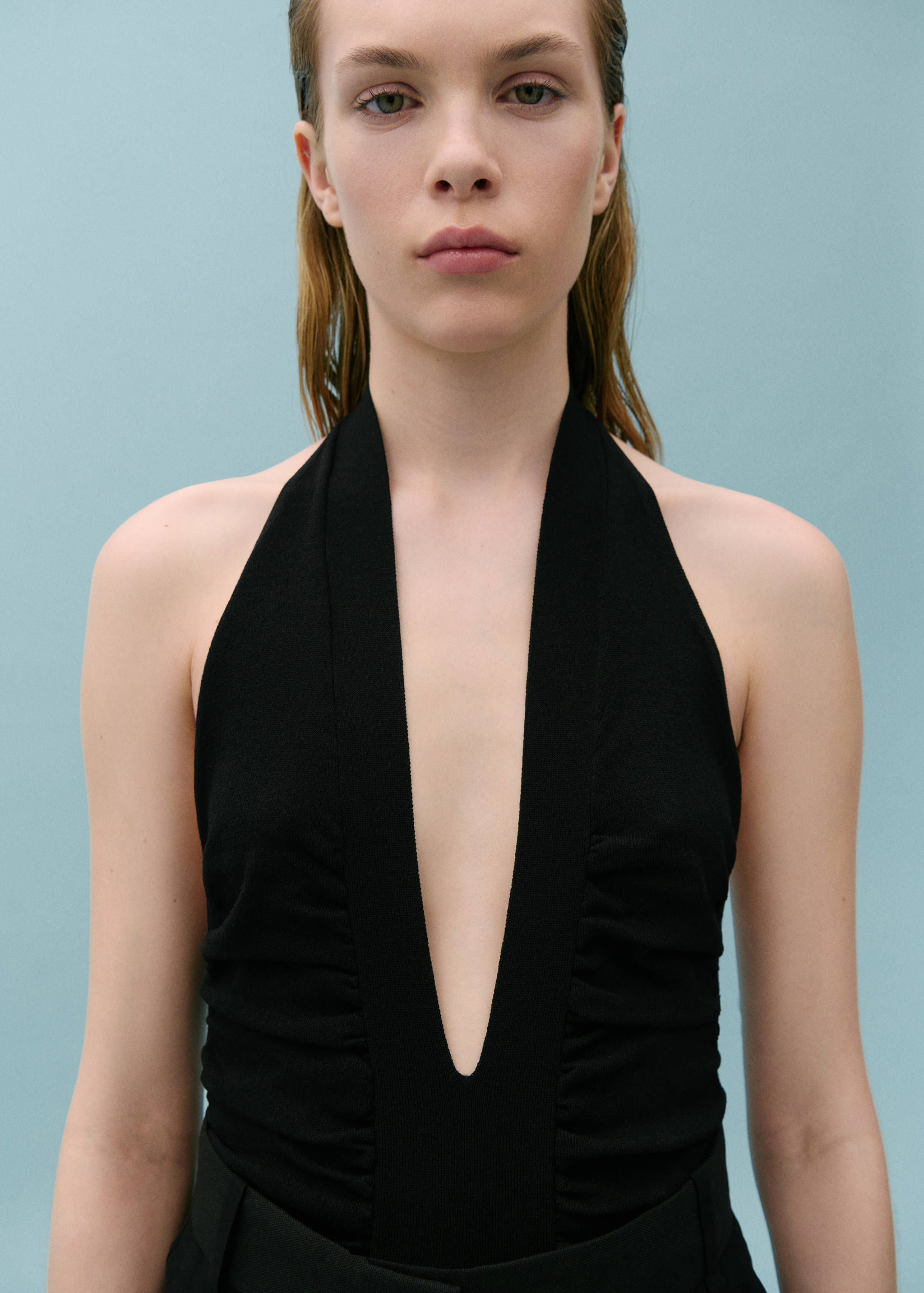 Body z dekoltem halter i drapowaniem - Plan średni