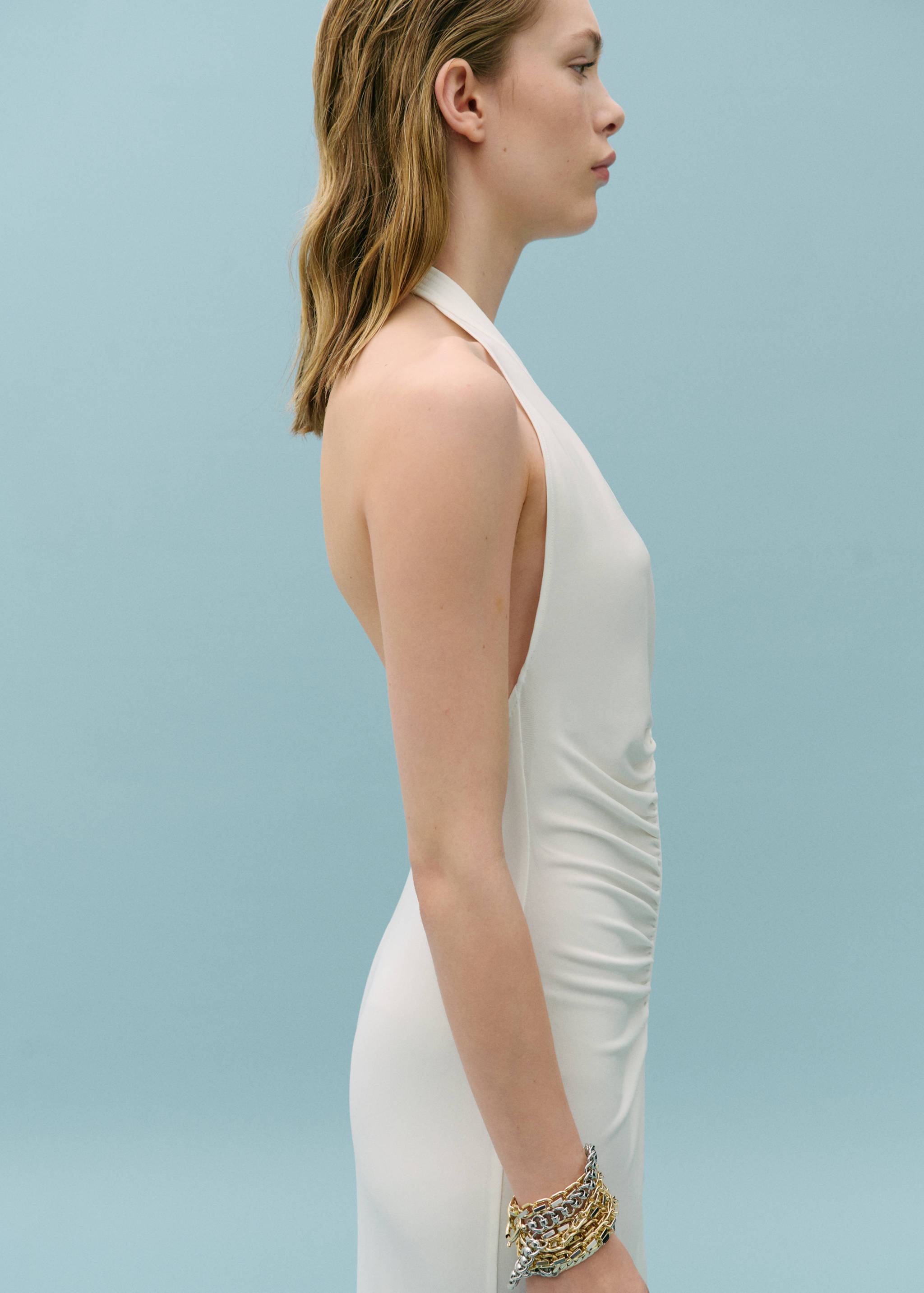 Robe emmanchures américaines drapée ouverture - Plan moyen