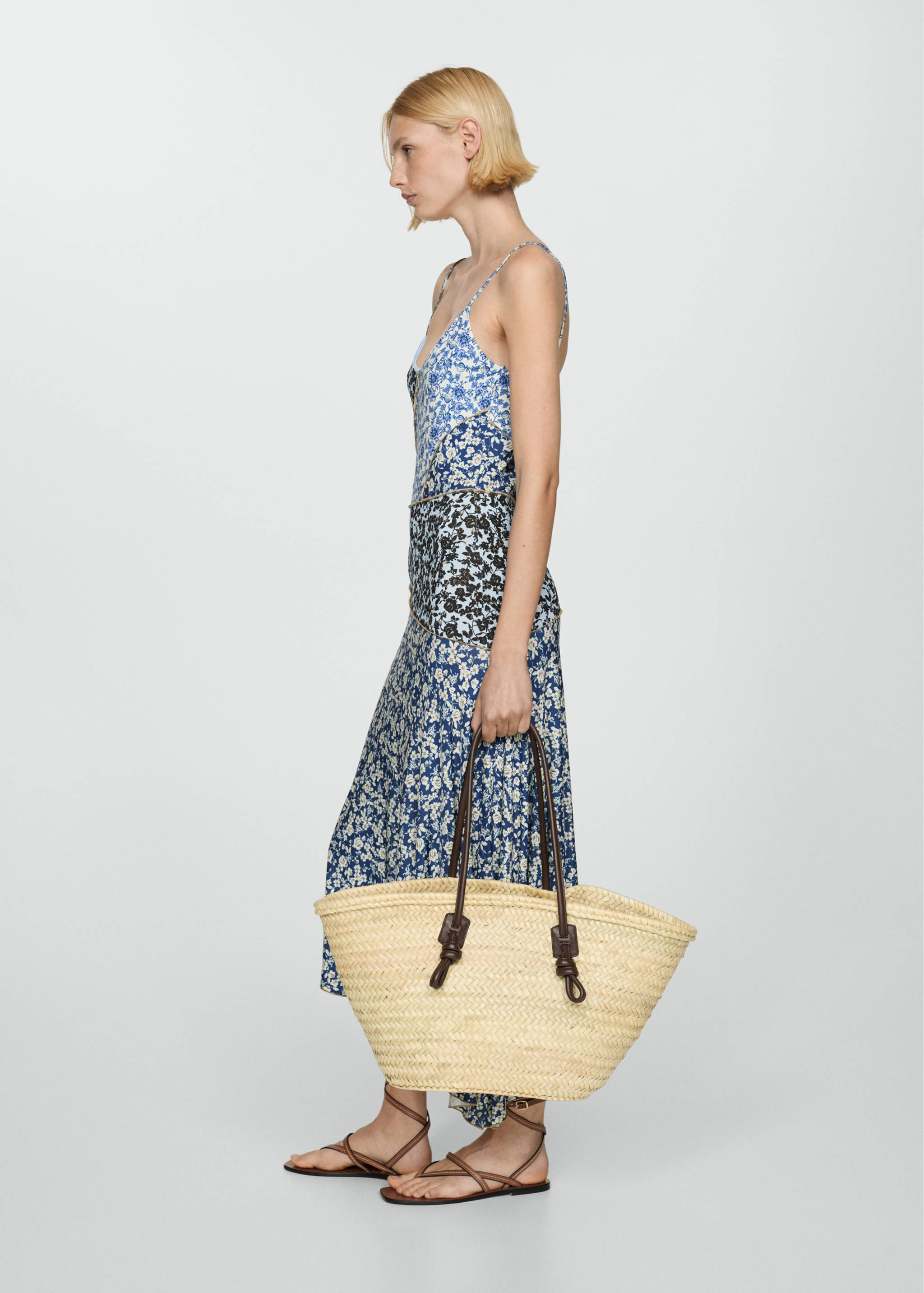 Printed dress with contrast stitching - Details of the article 6