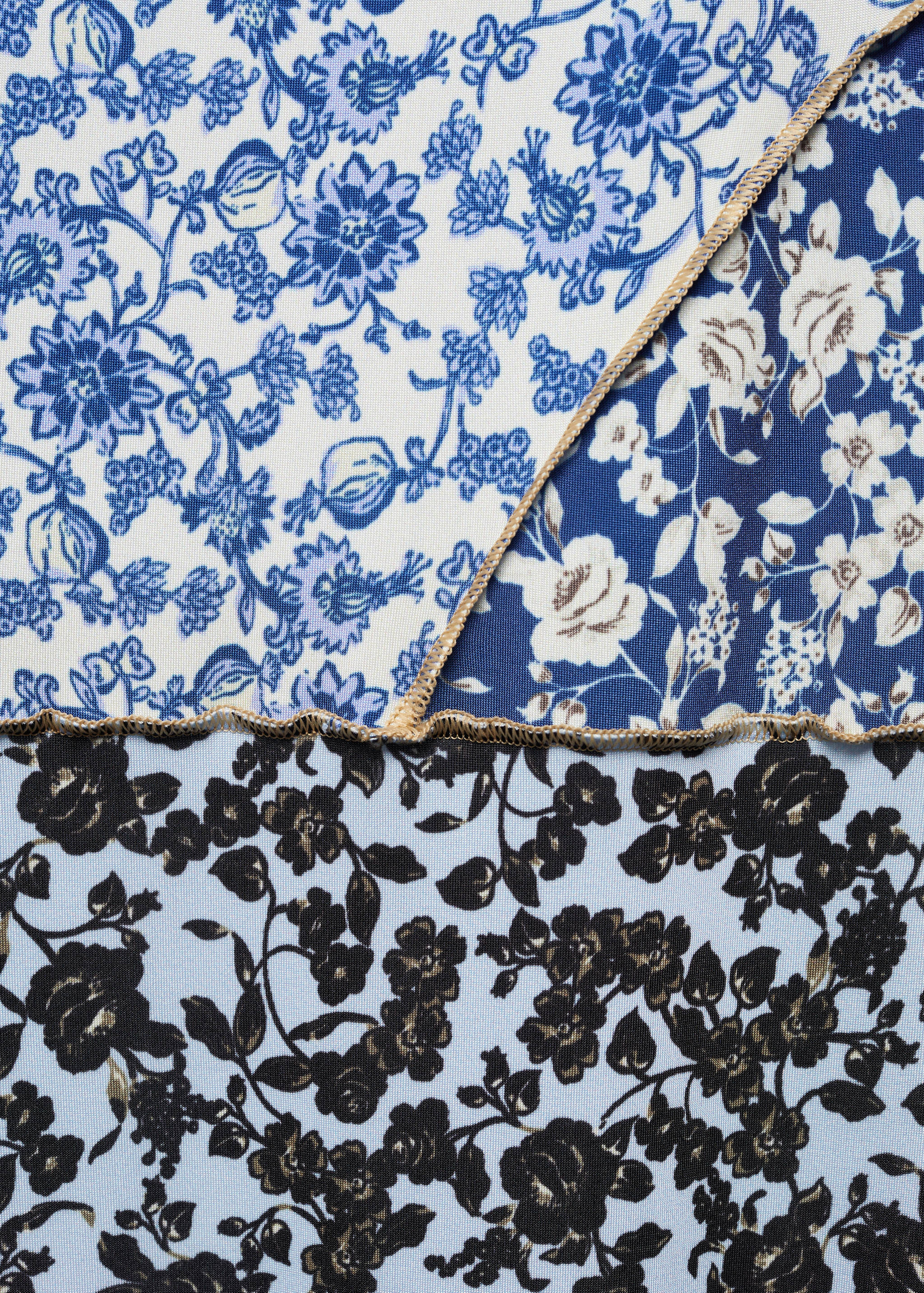 Printed dress with contrast stitching - Details of the article 8