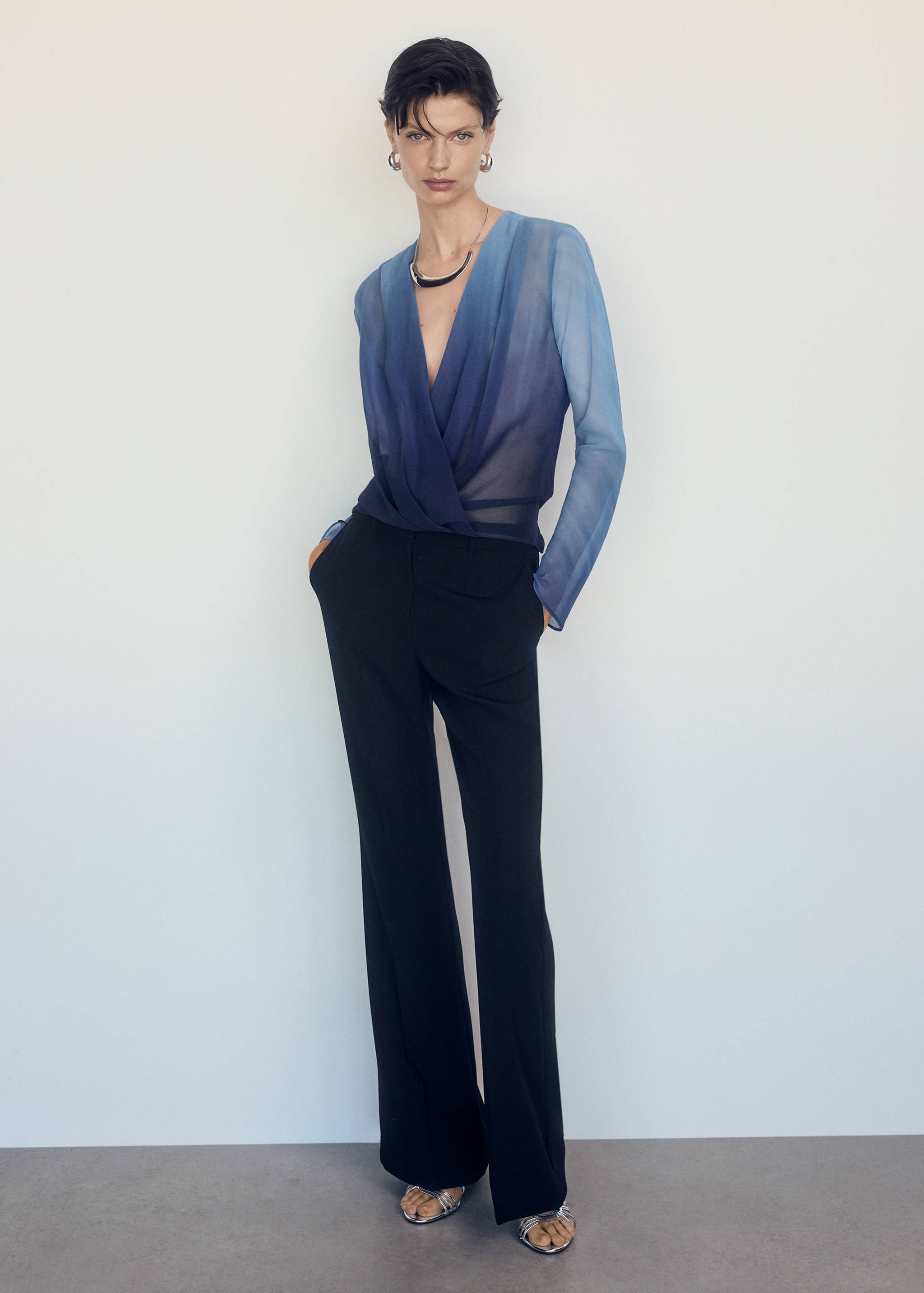 Blusa cruzada semitransparente - Plano general