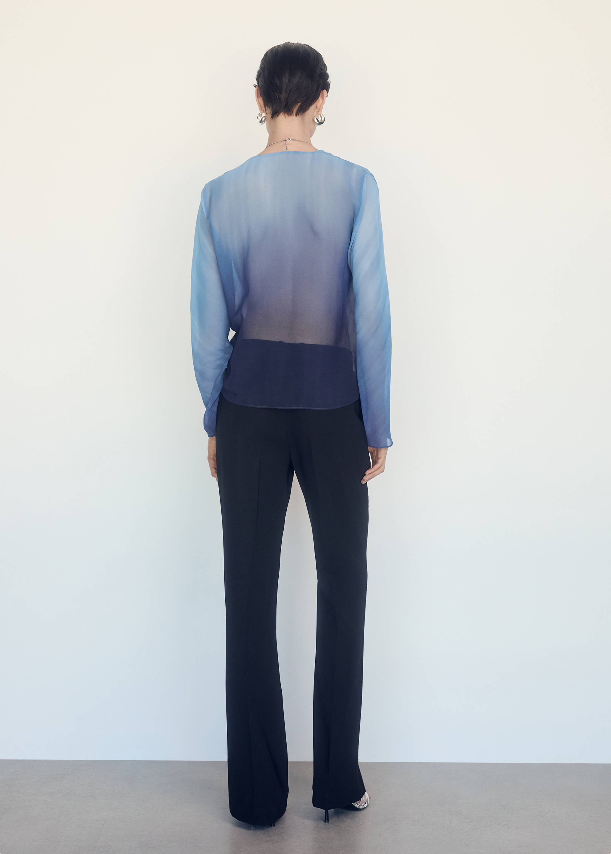 Blusa cruzada semitransparente - Reverso del artículo