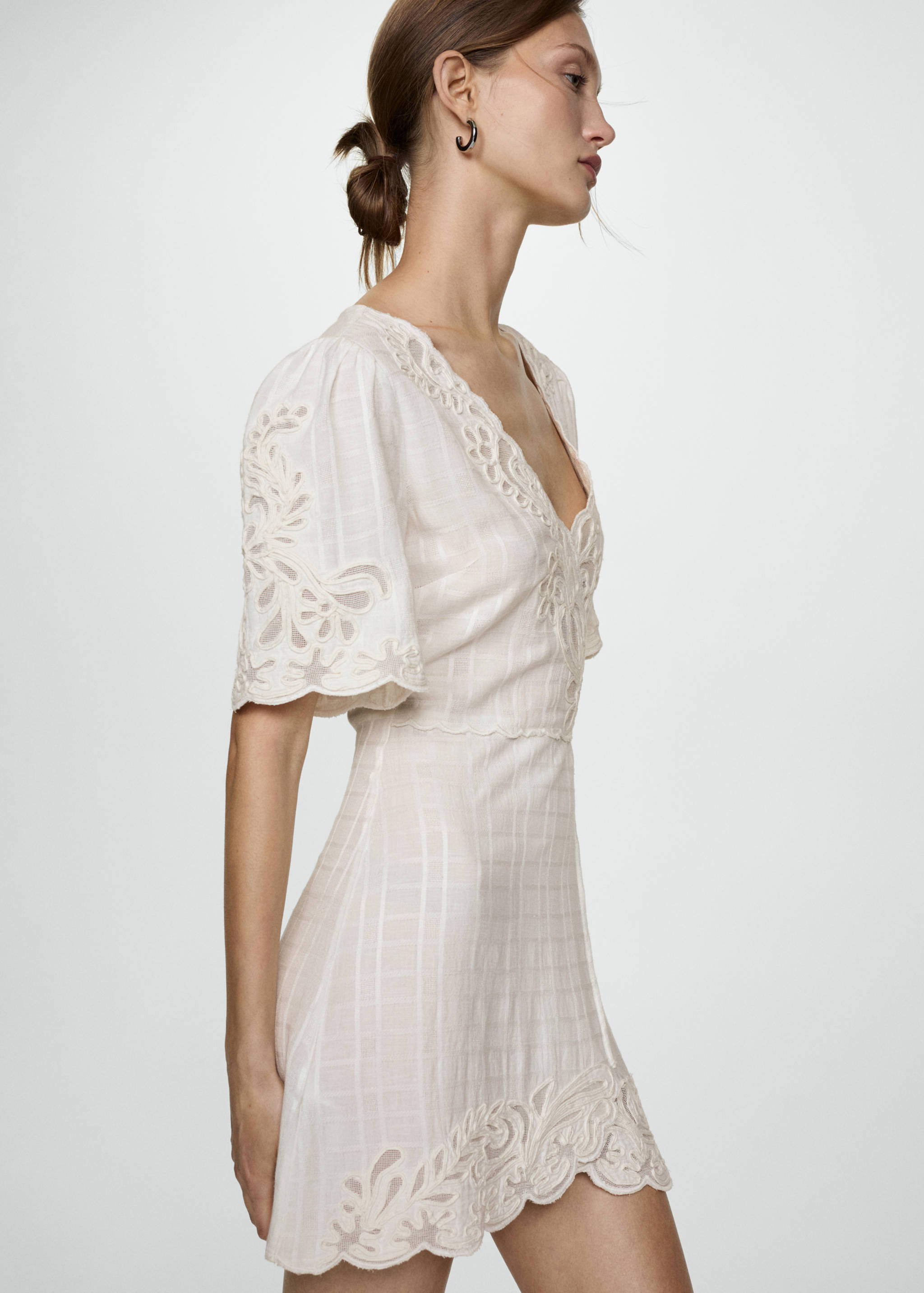 Kurzes Kleid mit Stickerei - Mittlere Ansicht