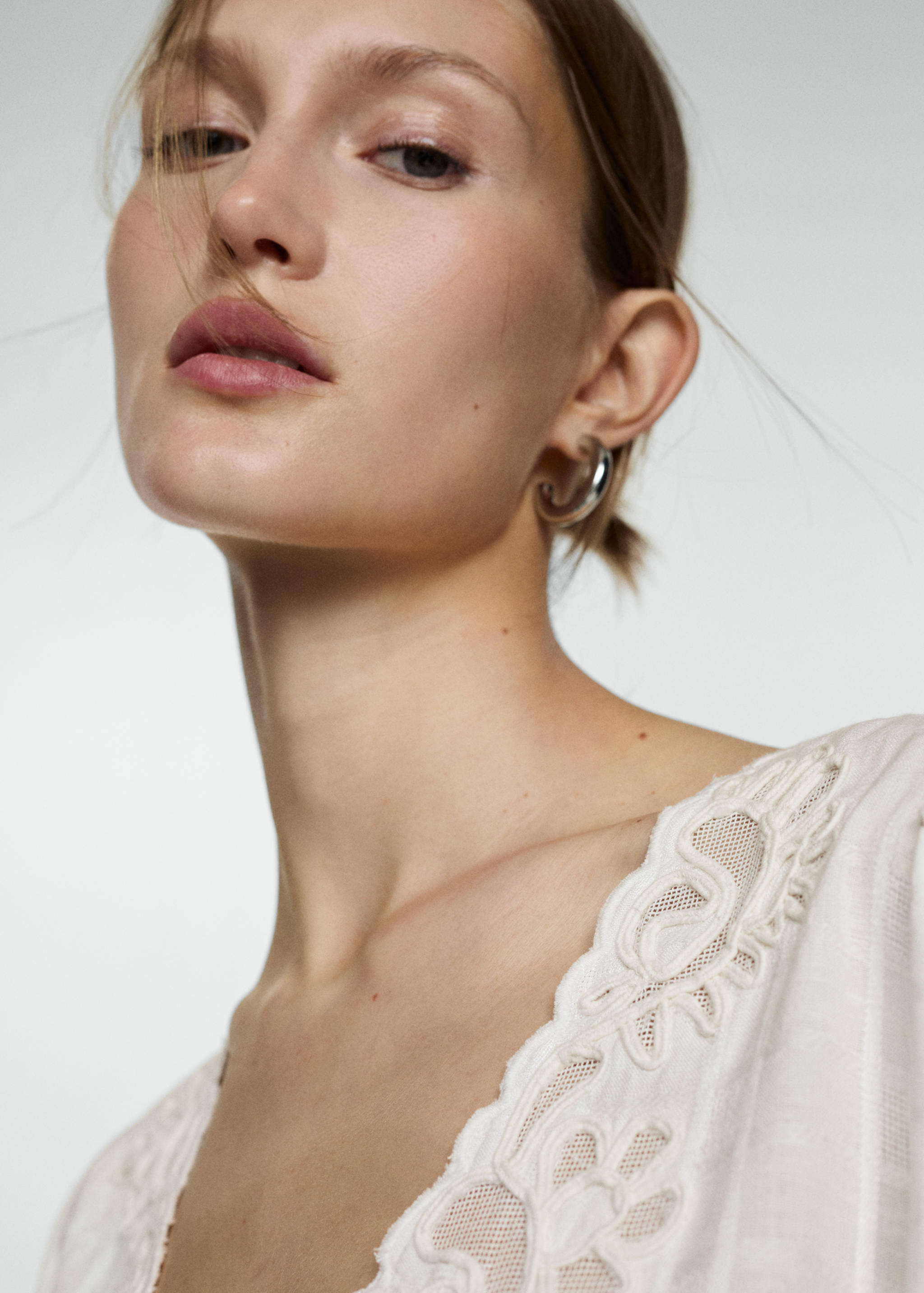 Kurzes Kleid mit Stickerei - Detail des Artikels 1