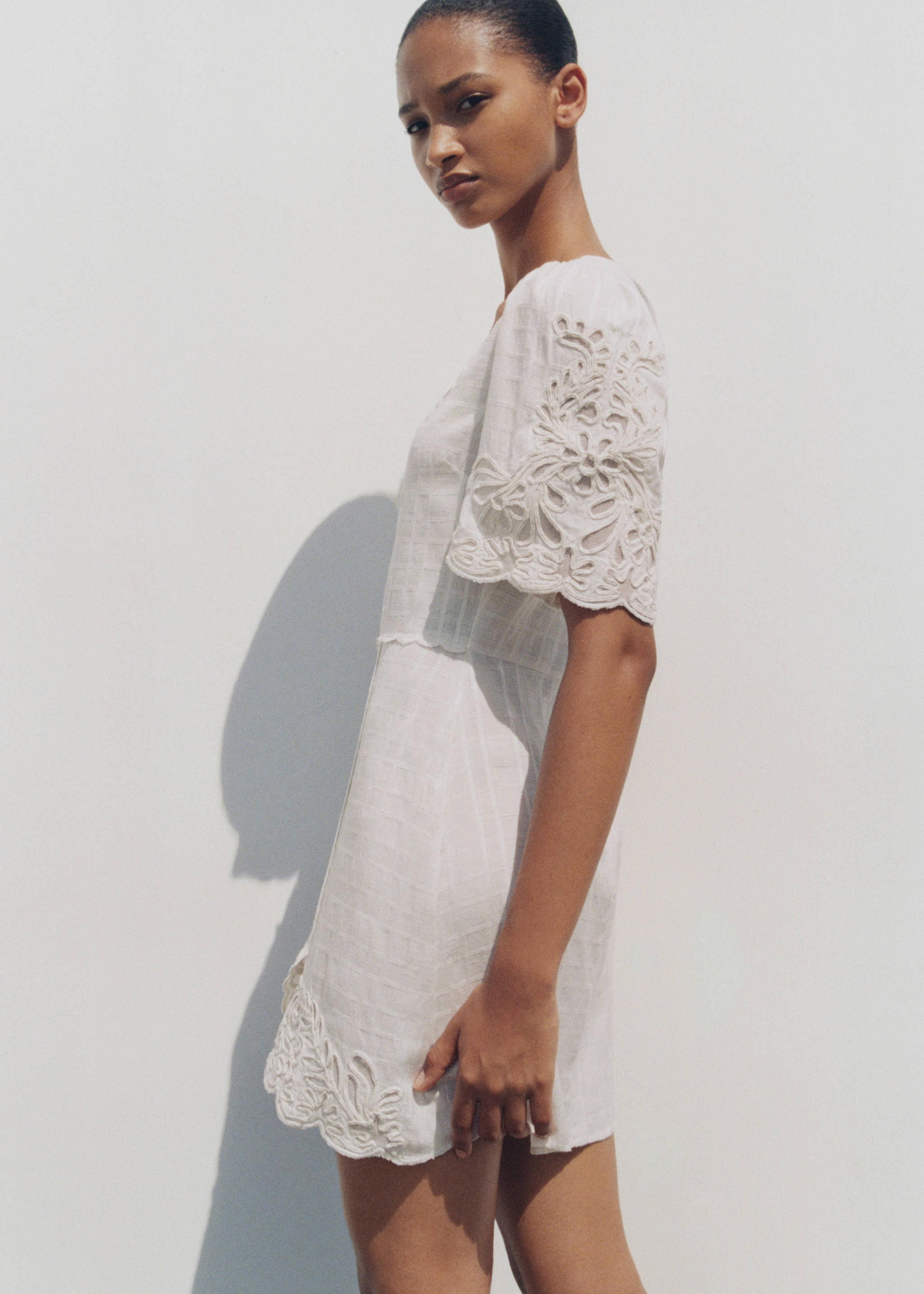 Kurzes Kleid mit Stickerei - Detail des Artikels 6