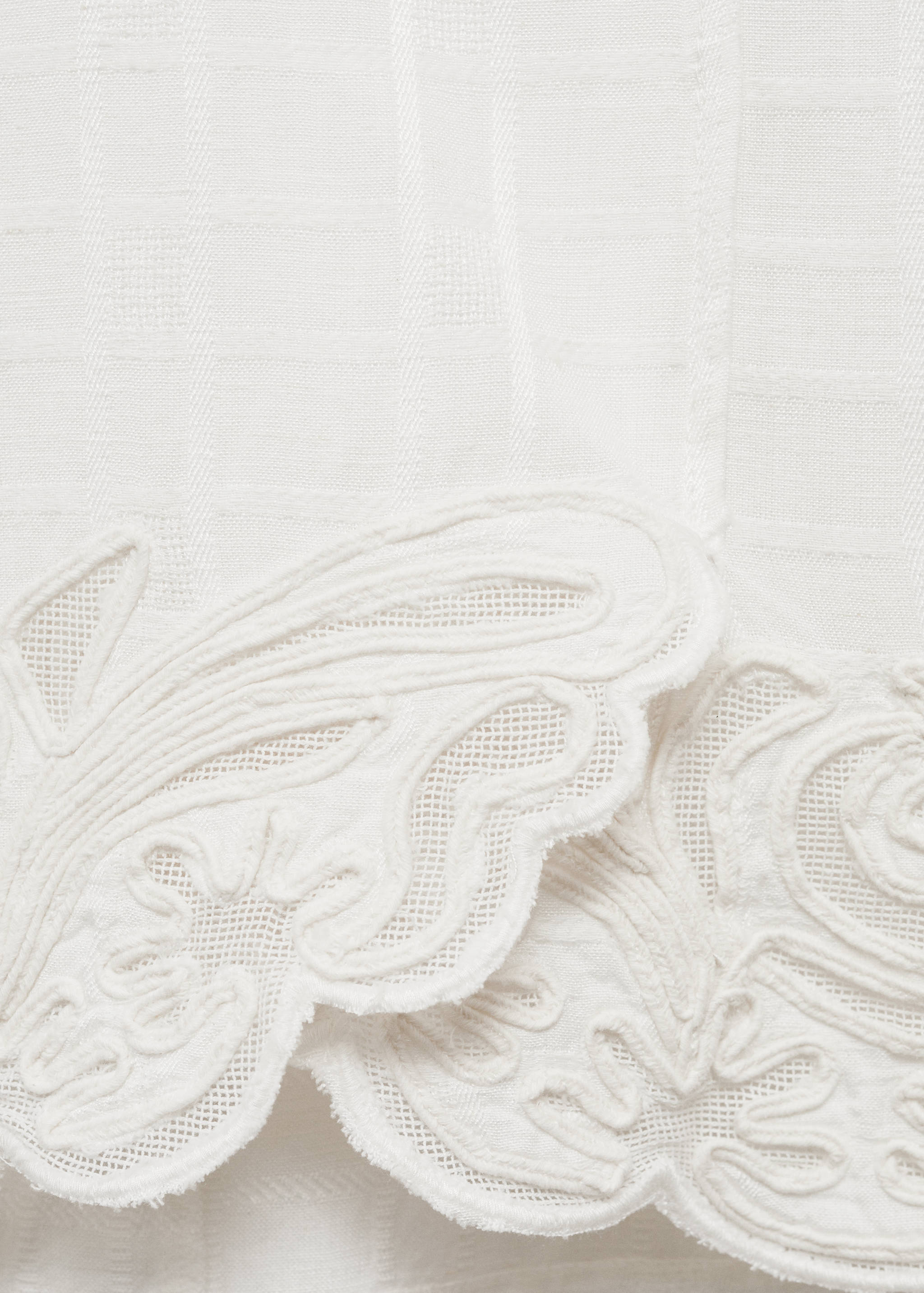 Kurzes Kleid mit Stickerei - Detail des Artikels 0