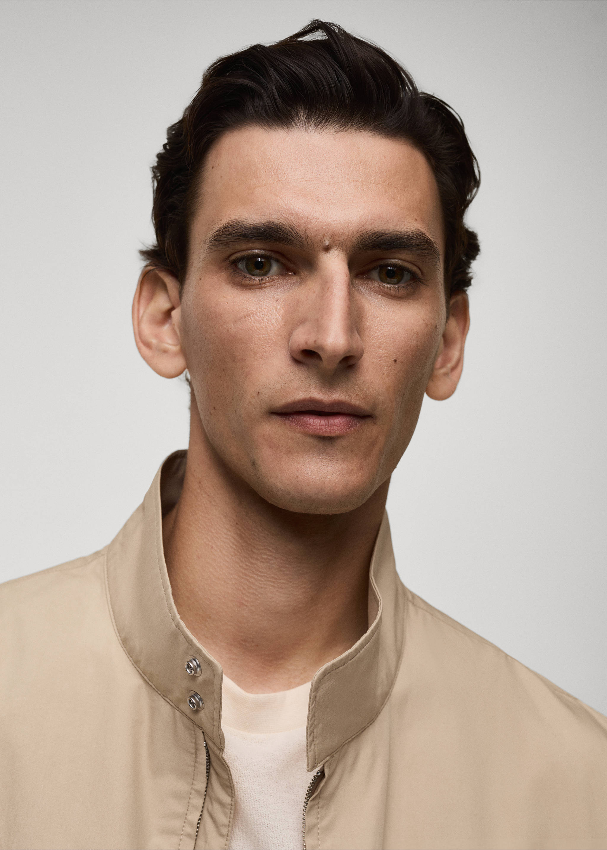 100% cotton jacket with pockets - Details of the article 1, Beige. Ref: 77000569-00.