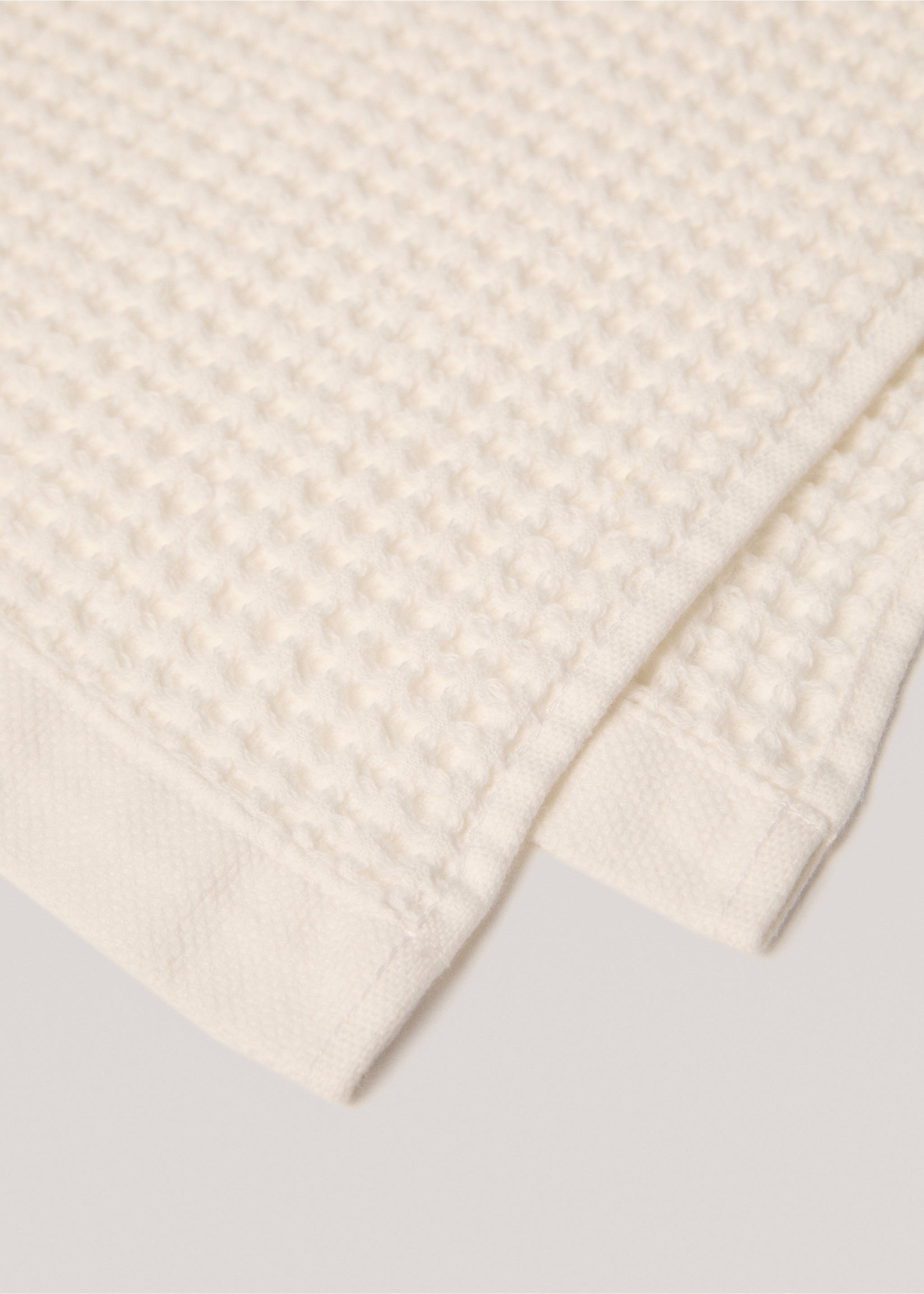 Washed waffle bath towel - Details of the article 1, Ecru. Ref: 77000648-00.