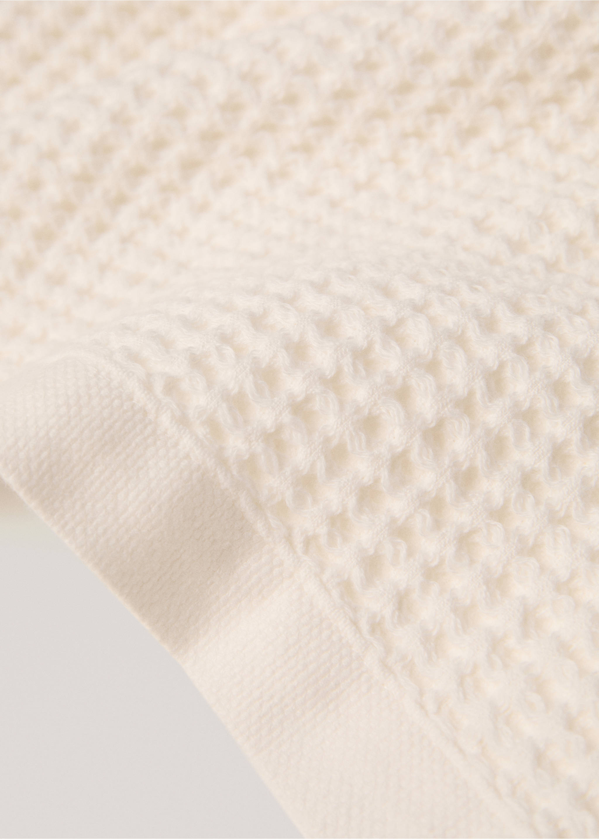 Washed waffle bath towel - Details of the article 2, Ecru. Ref: 77000648-00.
