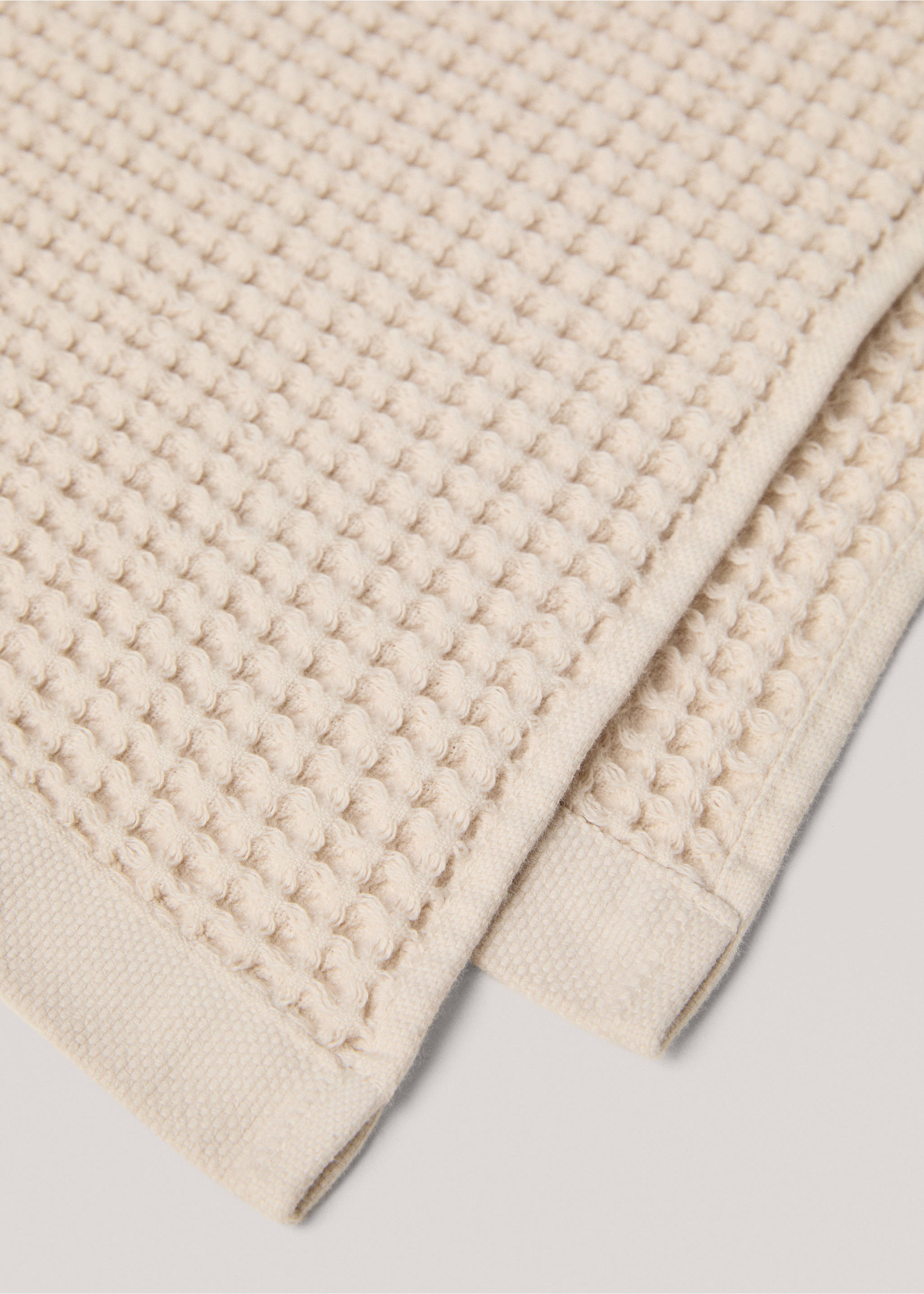 Washed waffle bath towel - Details of the article 1, Beige. Ref: 77000648-00.