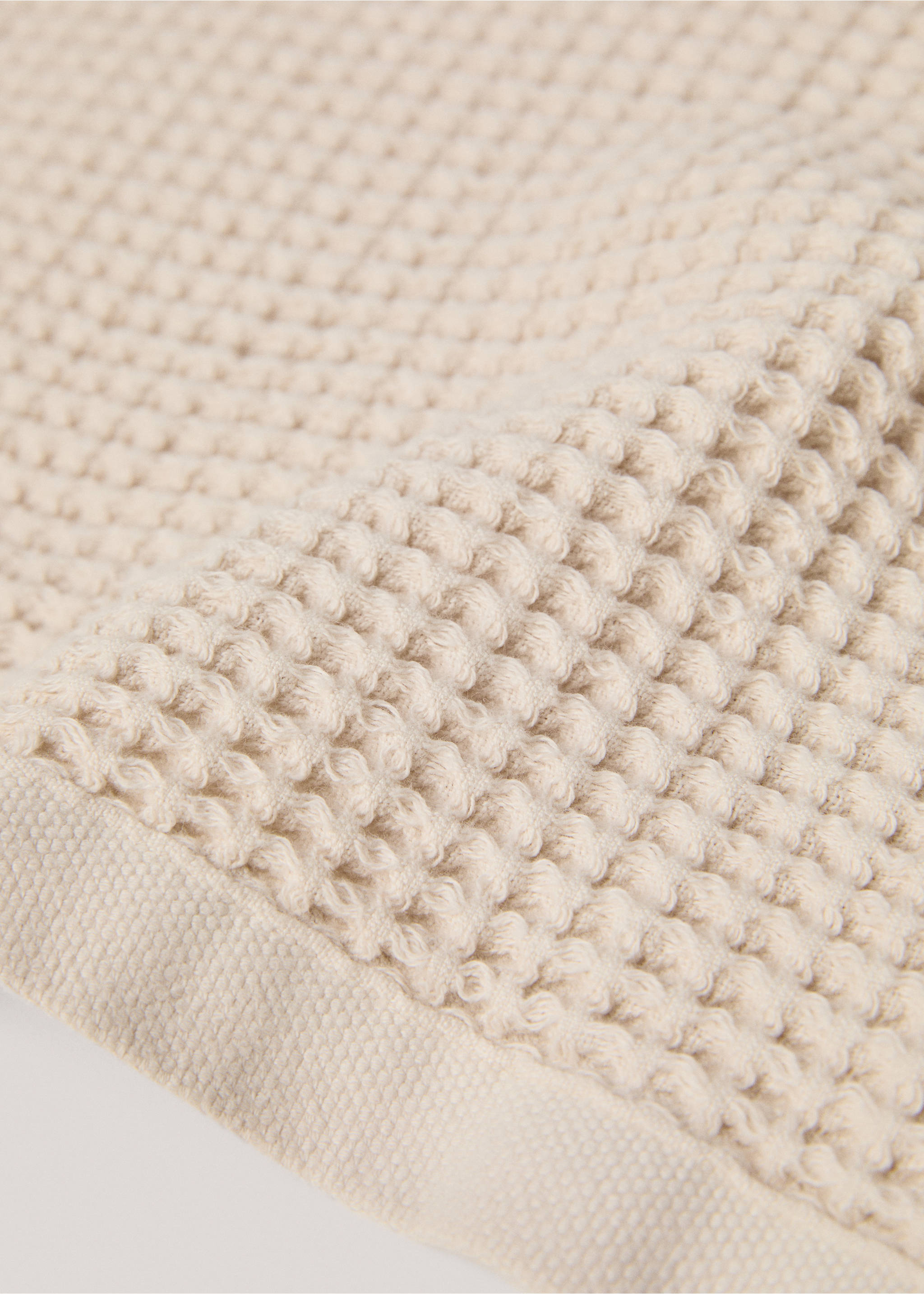 Washed waffle bath towel - Details of the article 2, Beige. Ref: 77000648-00.