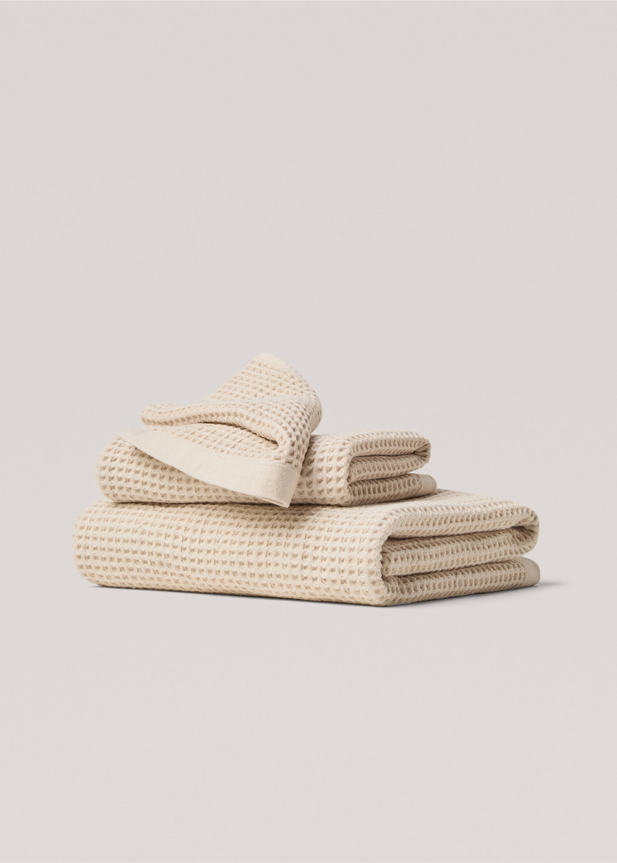 Washed waffle bath towel - Article without model, Beige. Ref: 77000648-00.