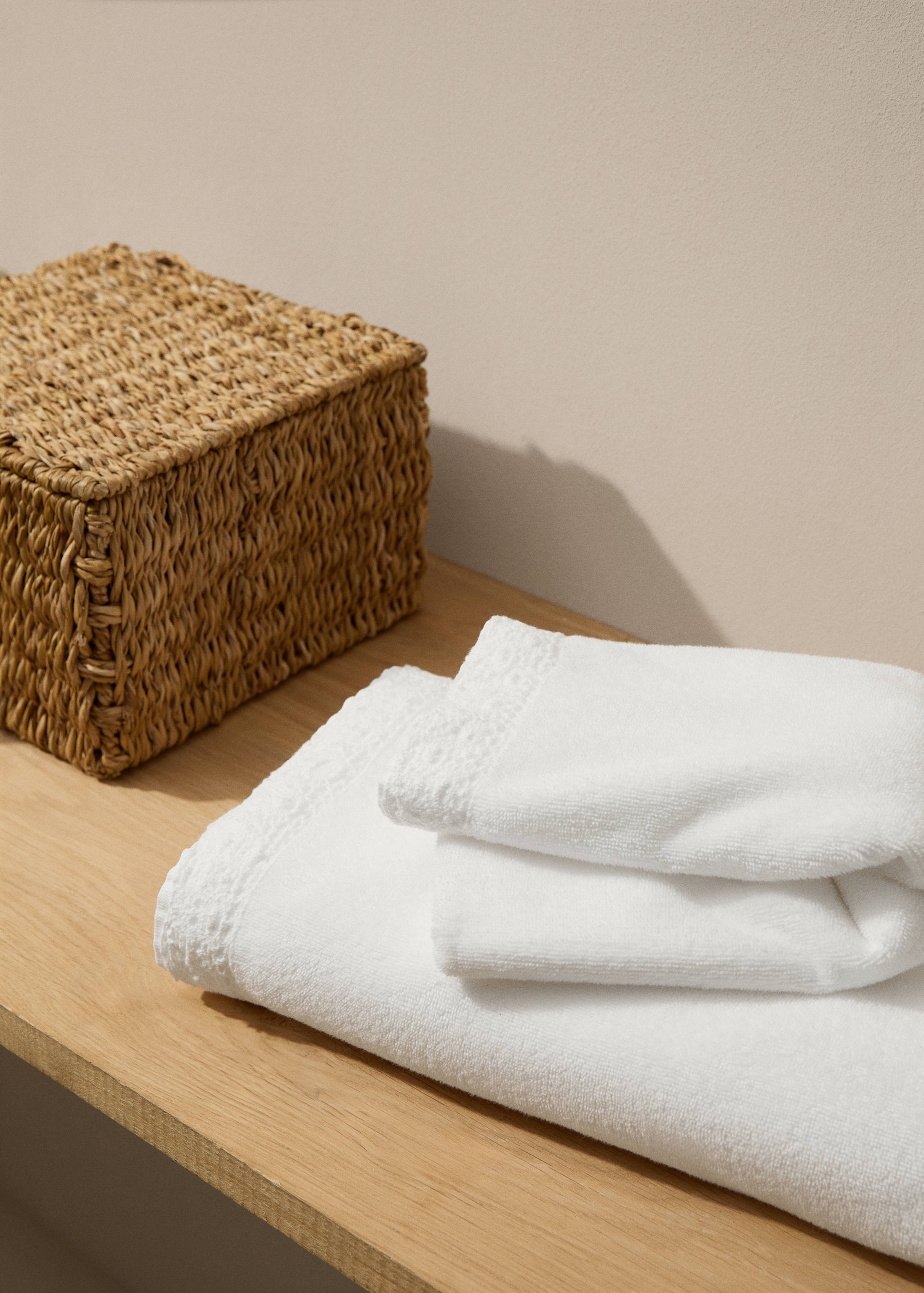Bath towel with crochet detail 90x150cm - General plane