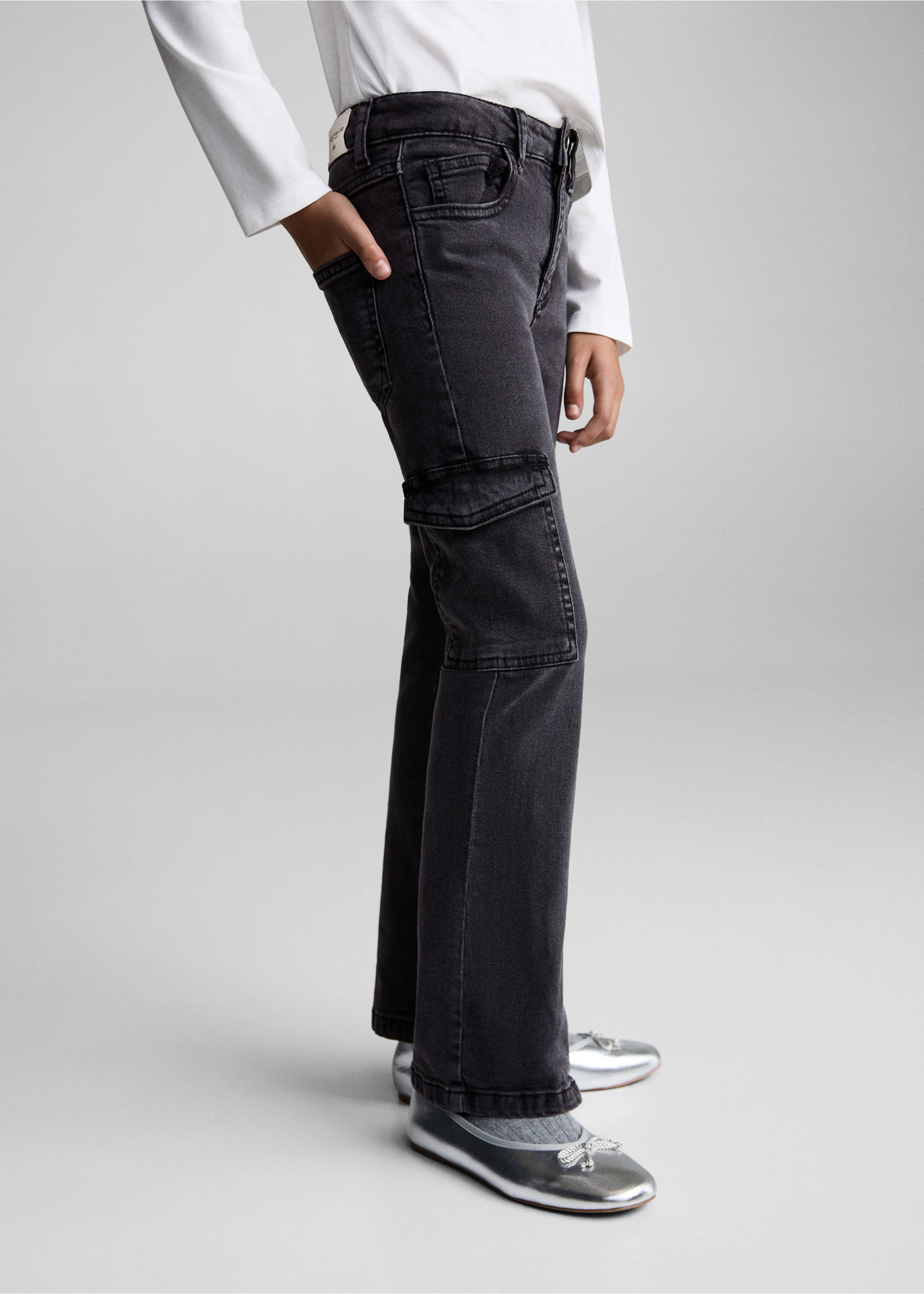 Cargo jeans - Details of the article 6, Charcoal. Ref: 77003278-00.