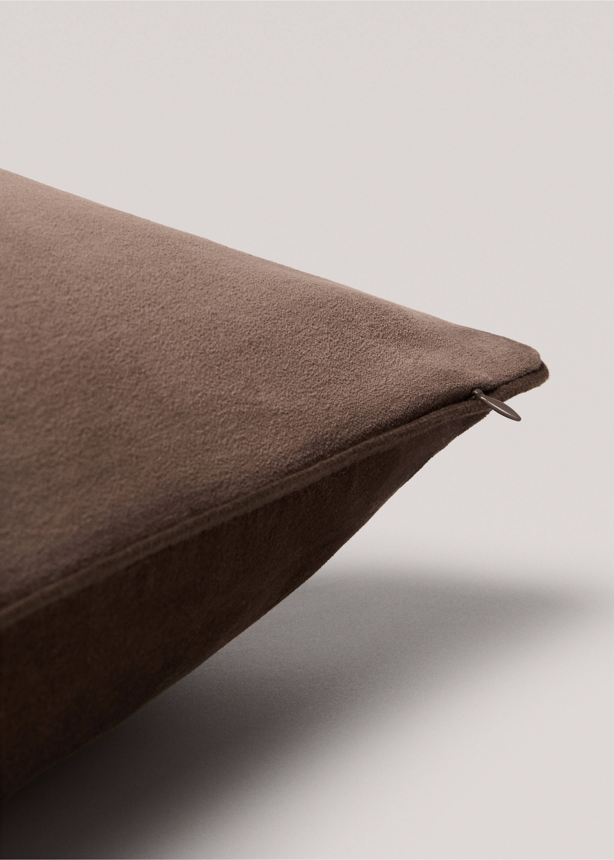 Housse de coussin velours 30x50 cm - Détail de l'article 3, Marron. Ref: 77003288-00.
