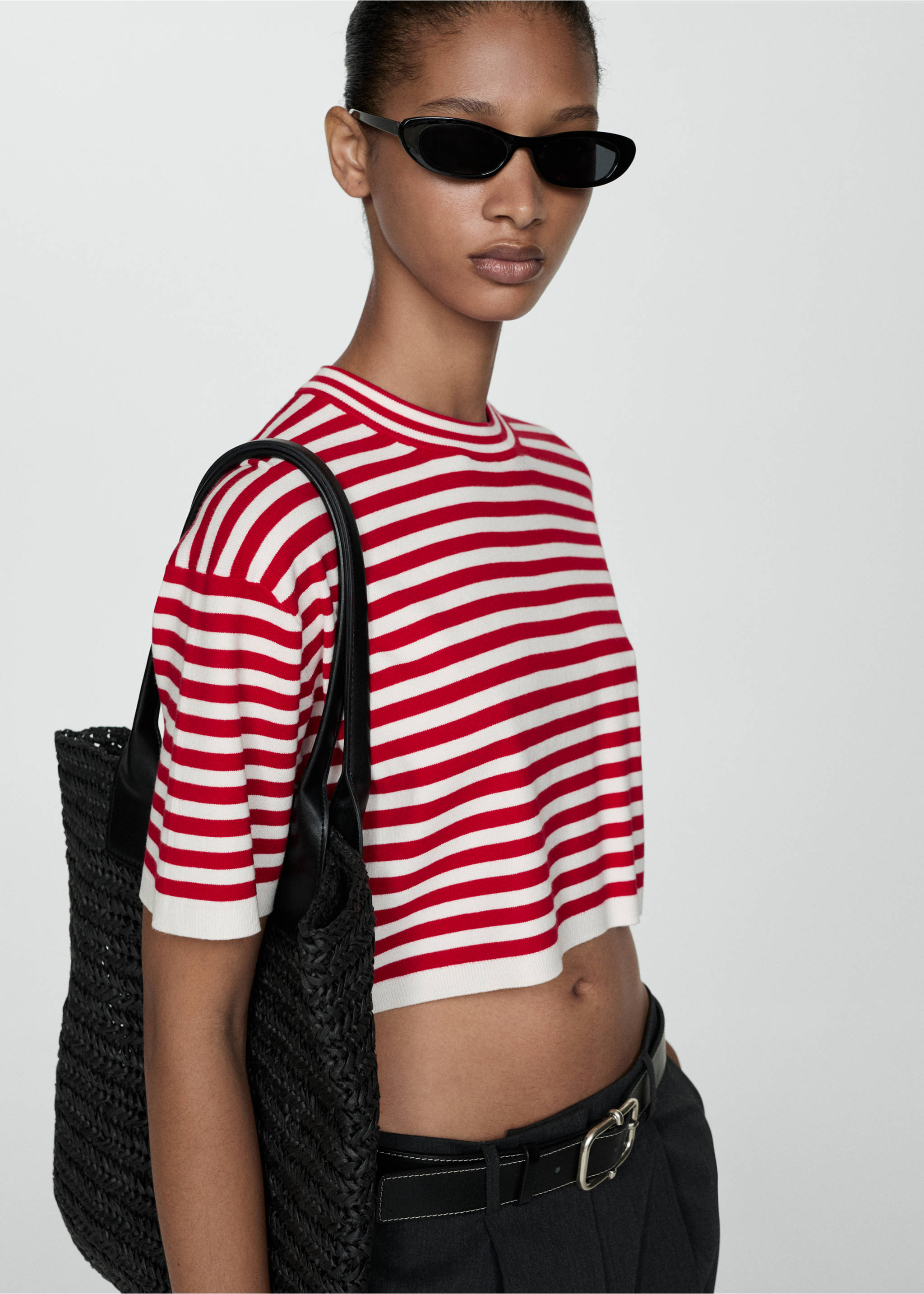 T-shirt crop à rayures - Plan moyen, Rouge. Ref: 77004018-00.