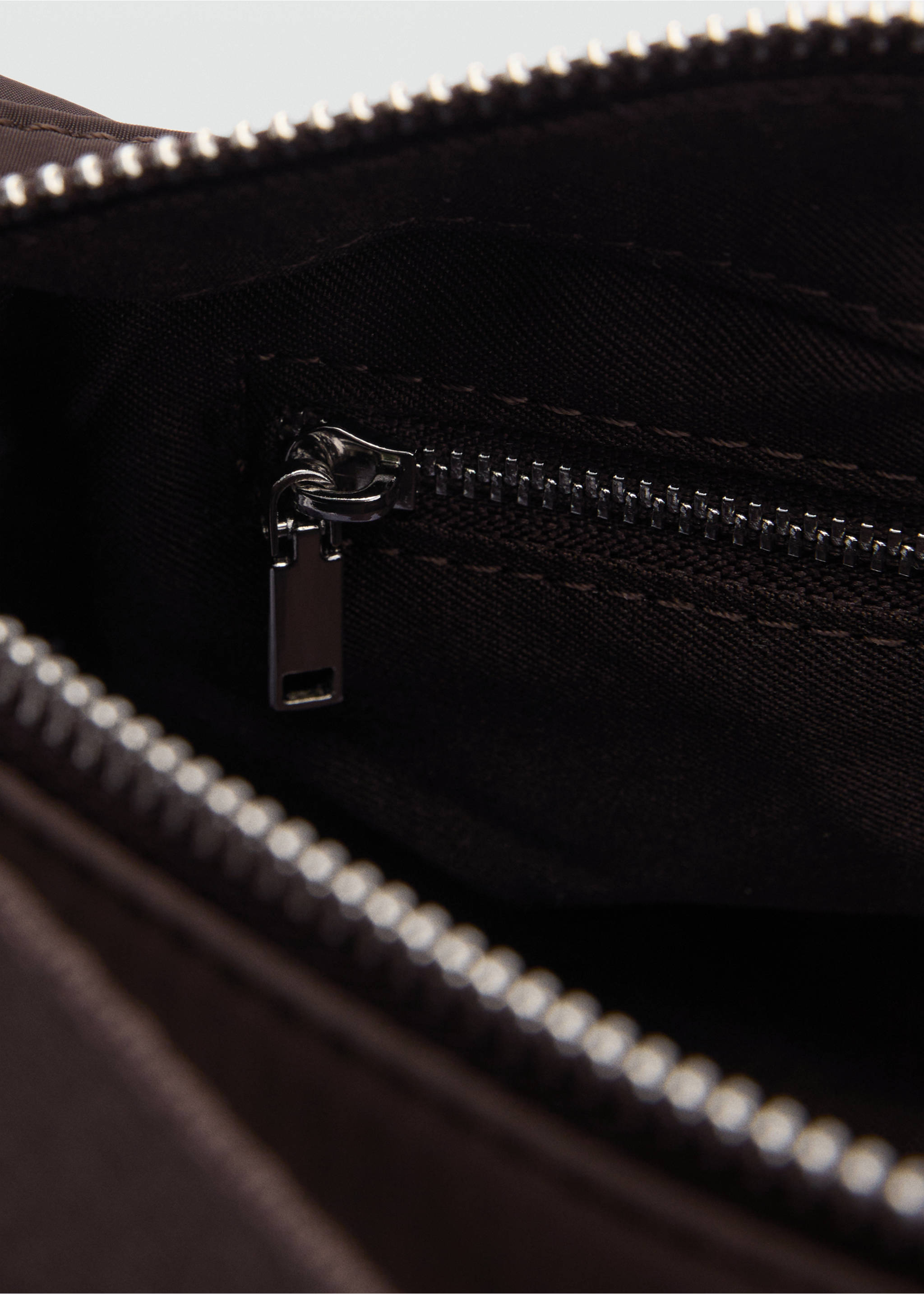 Nylon cargo bag with pockets - Details of the article 2, Chocolate. Ref: 77004023-00.