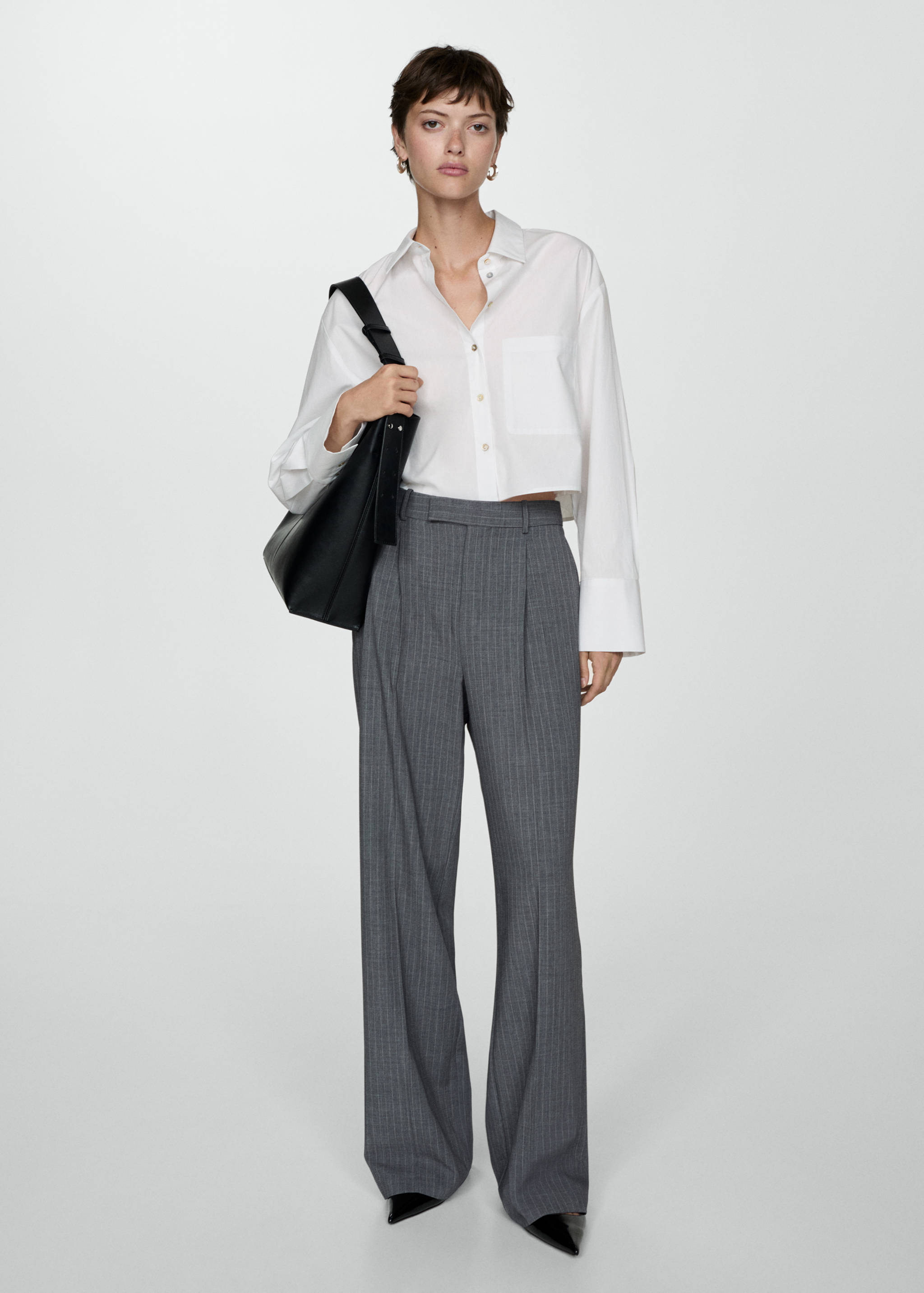 Camisa cropped com bolso - Plano geral